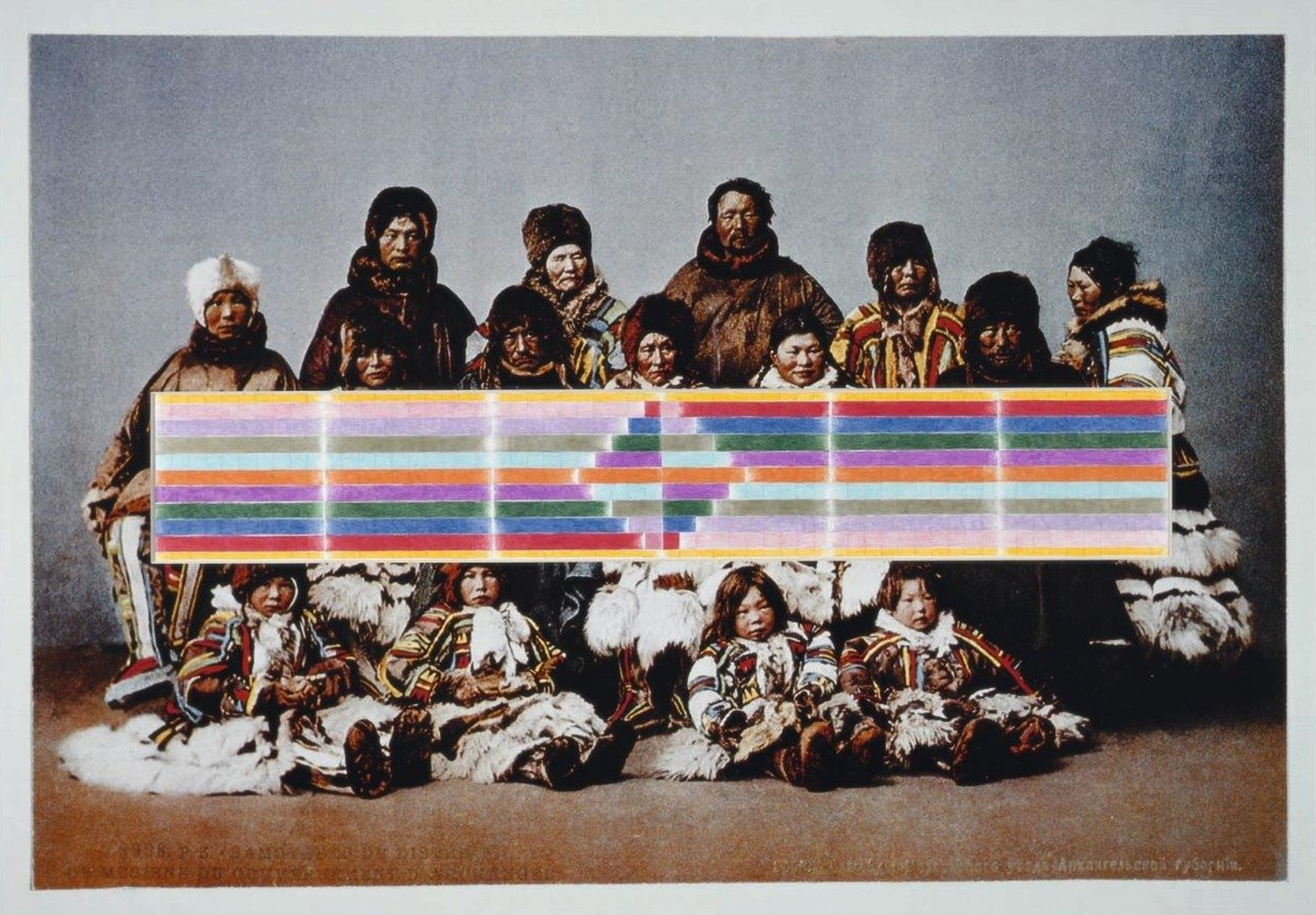 Un groupe de personnes en tenue à motifs avec un motif géométrique de couleur au premier plan.