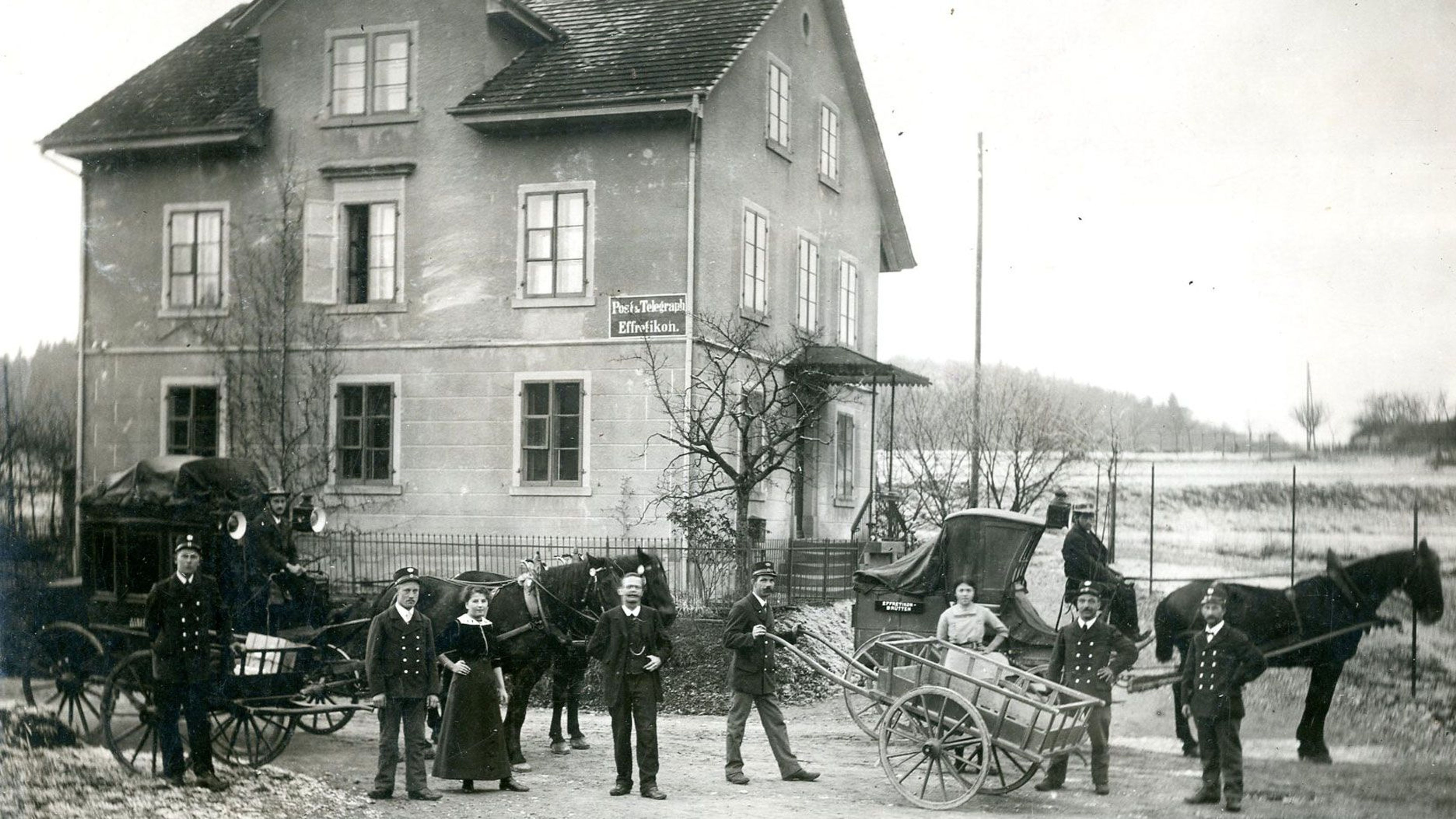 Postkutschen und Mitarbeitende vor der Poststelle in Effretikon Ende des 19. Jahrhunderts. Quelle: PTT-Archiv