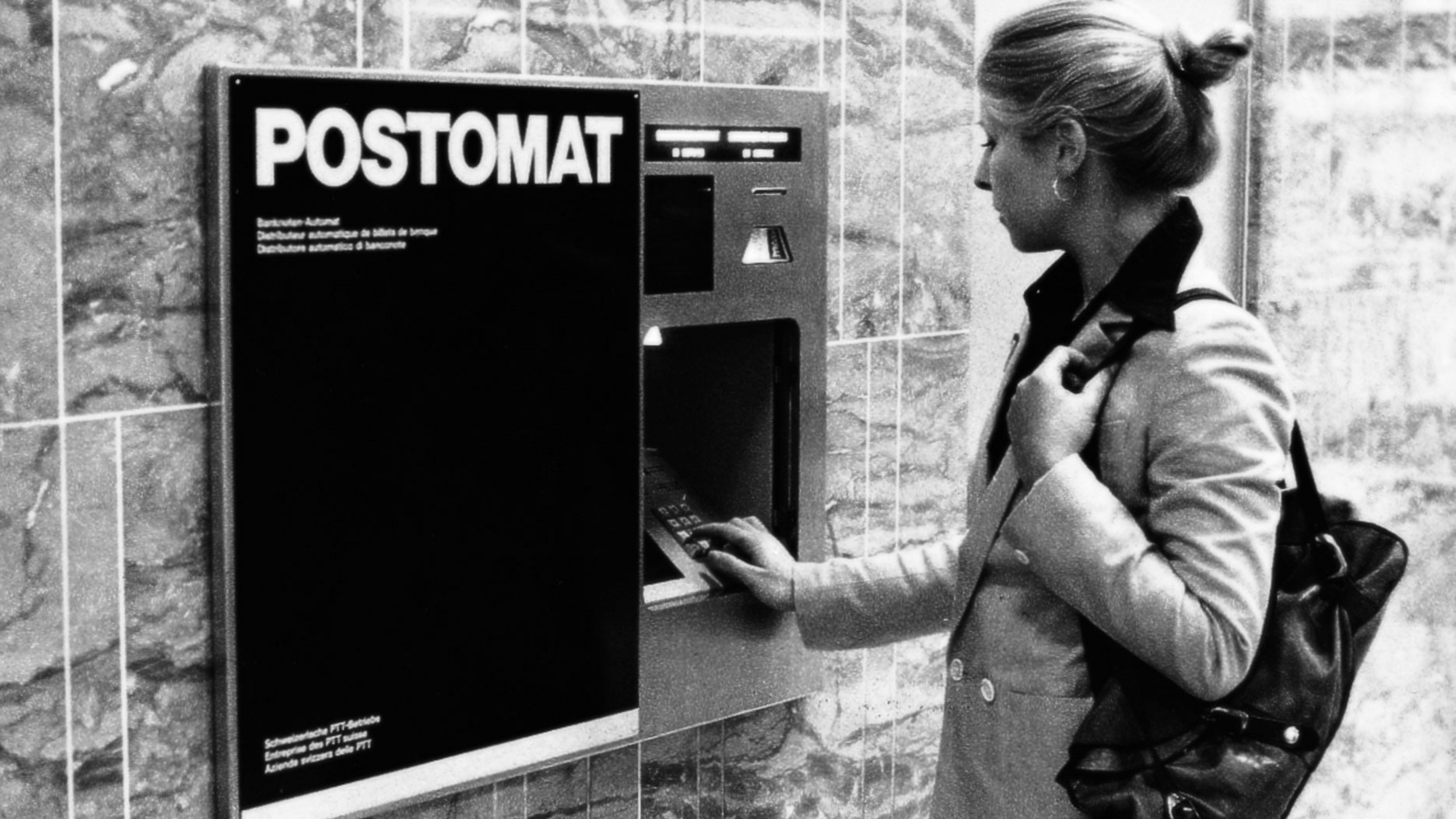 La cliente retire de l’argent au Postomat. Photo: peter Baur, Herrenschwanden. Source: musée de la communication