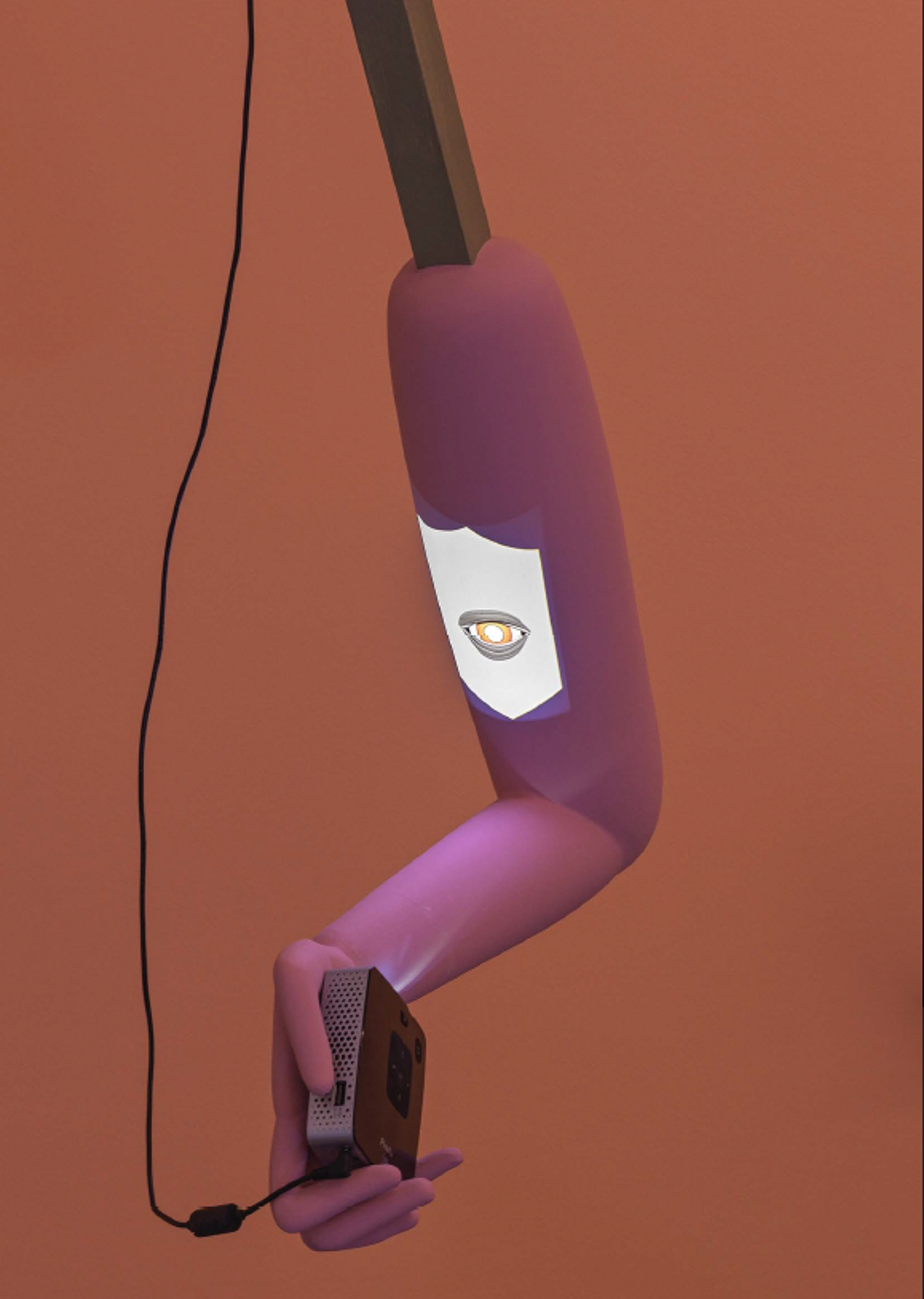 Un bras artificiel violet tient un projecteur sur un fond marron.