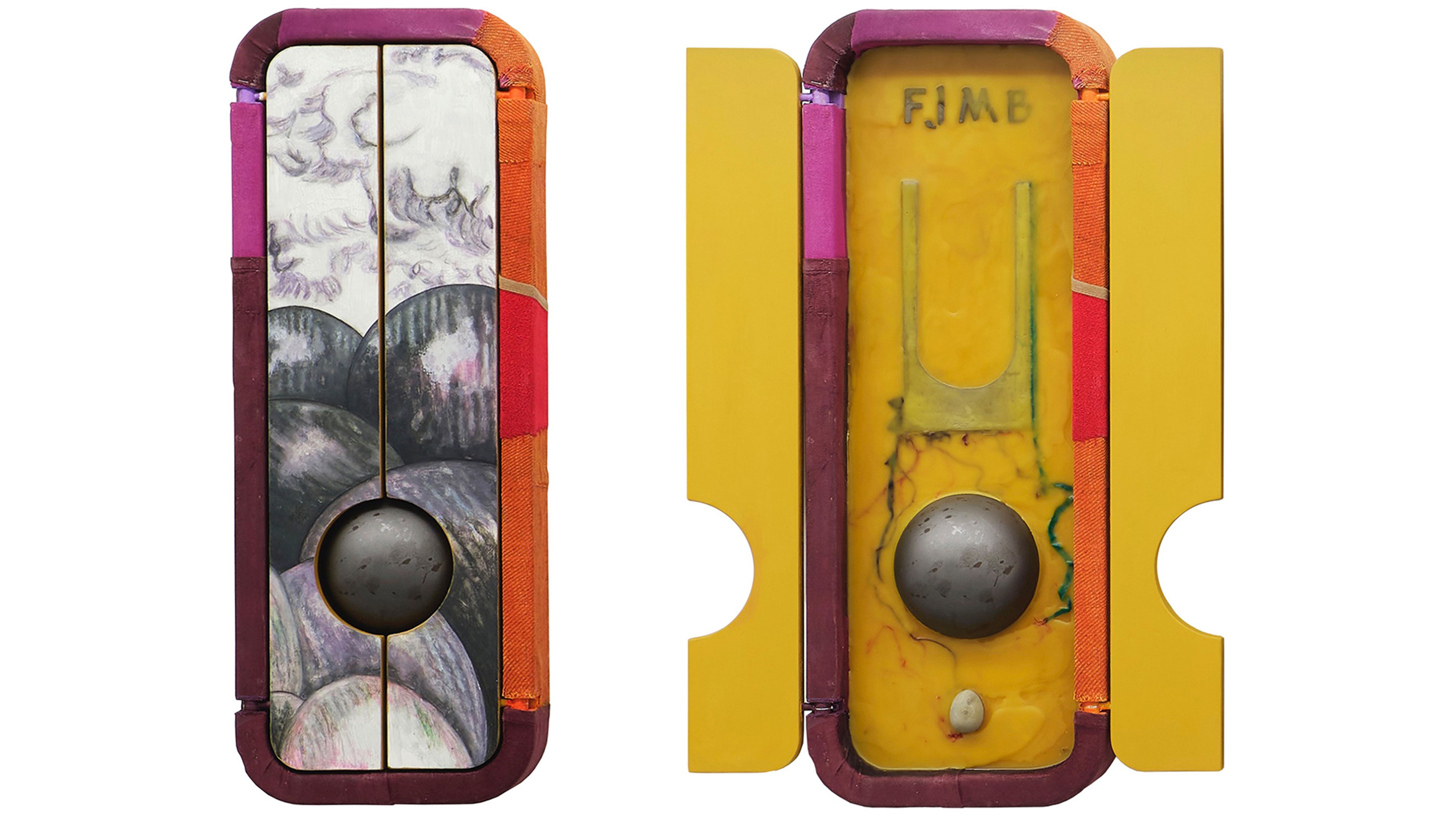 Objet allongé avec surface partiellement imprimée, partiellement ouverte et boule en métal.