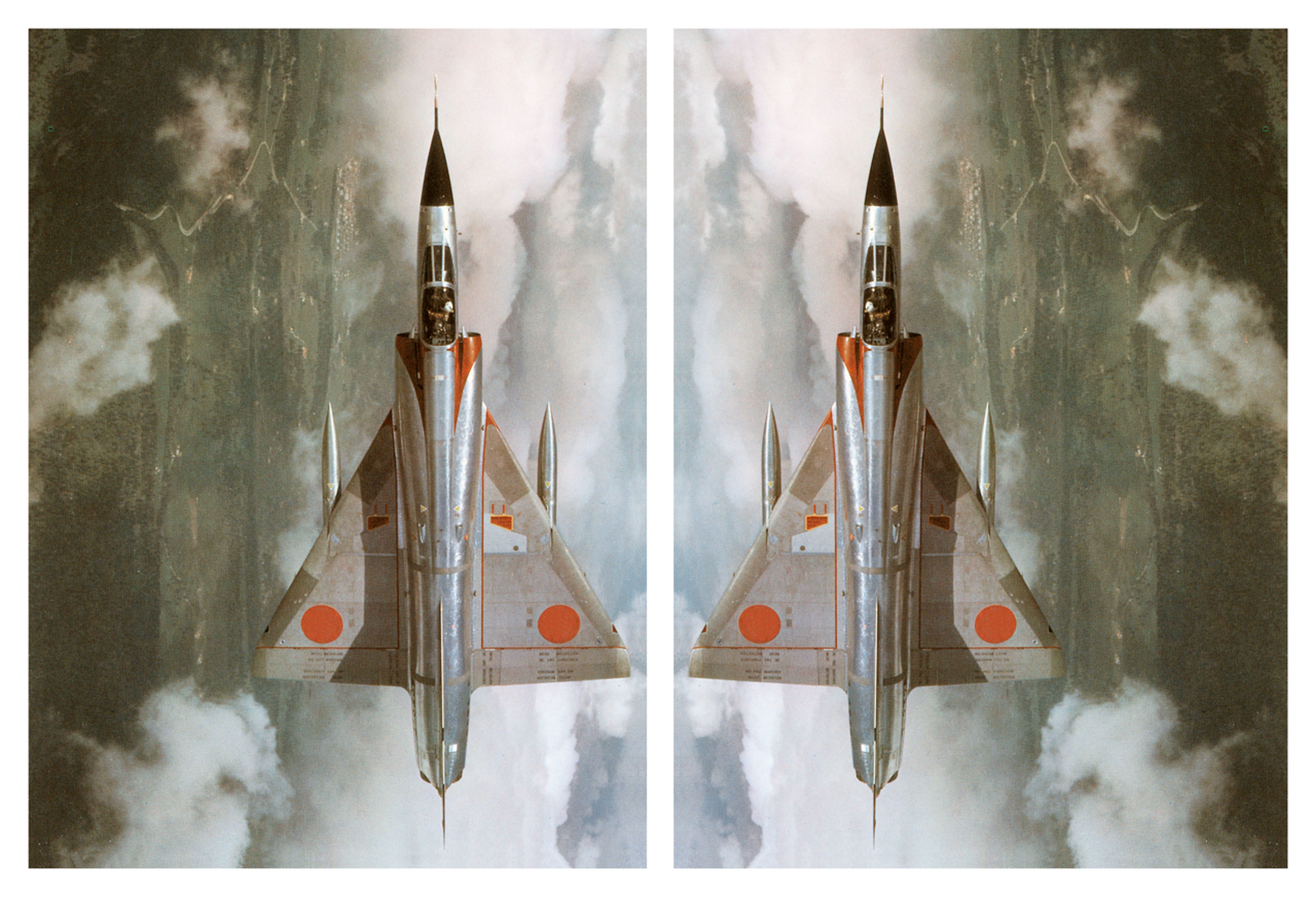 Deux avions de combat volent côte à côte au-dessus des nuages à la lumière du jour.
