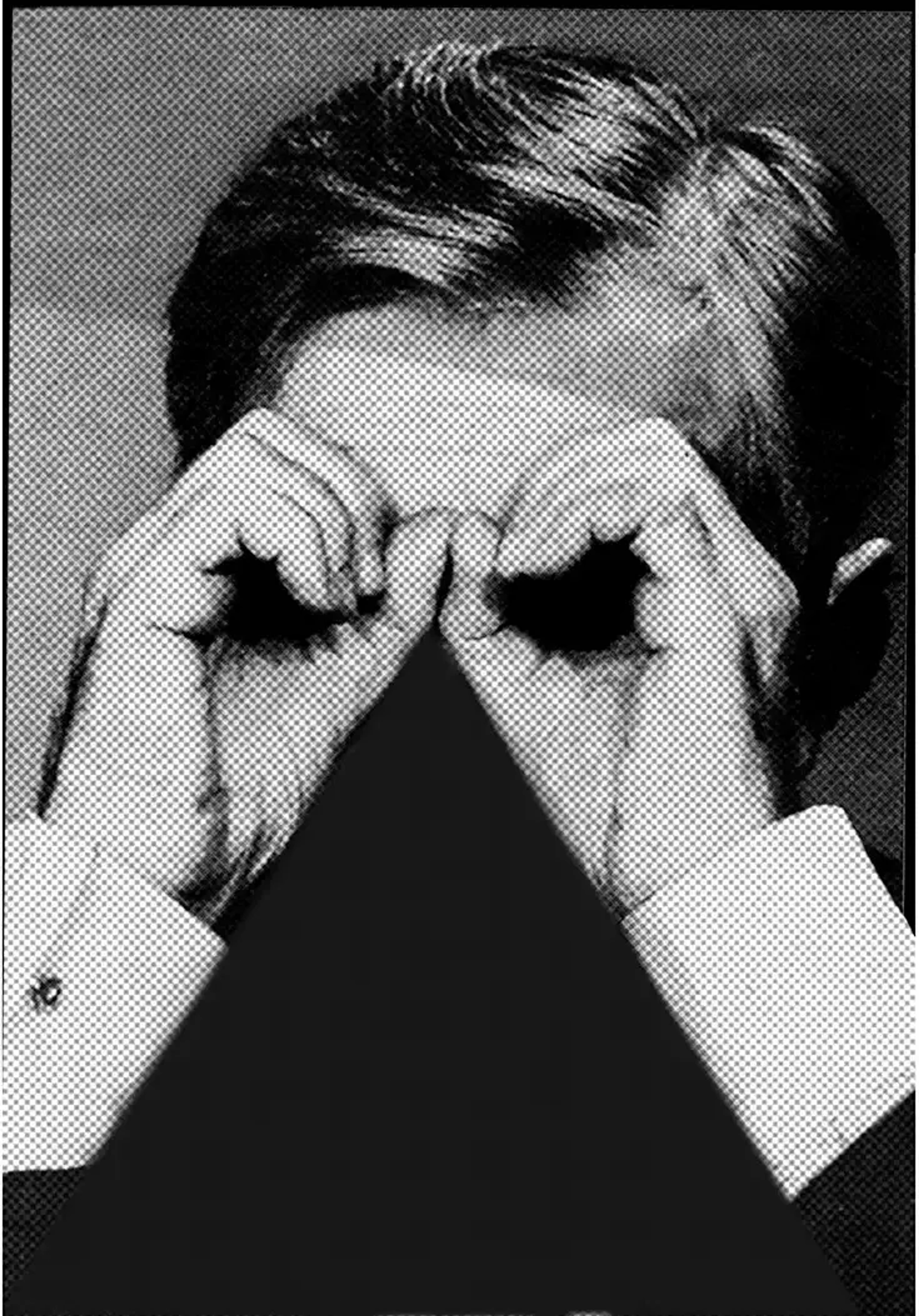 Une personne tient les mains en forme de lunettes devant le visage avec un triangle noir en dessous.