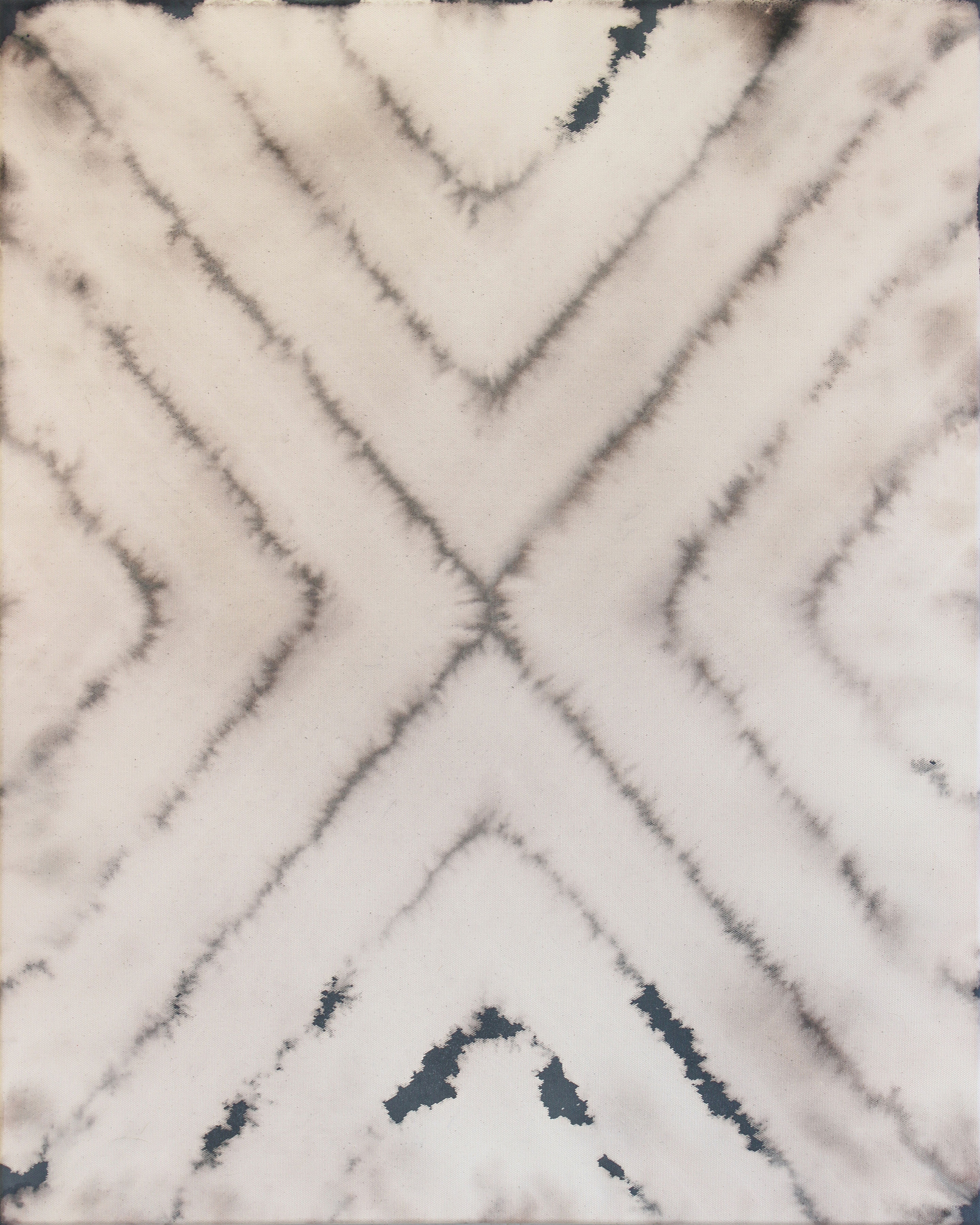 Un motif abstrait et symétrique dans des tons gris et beiges.