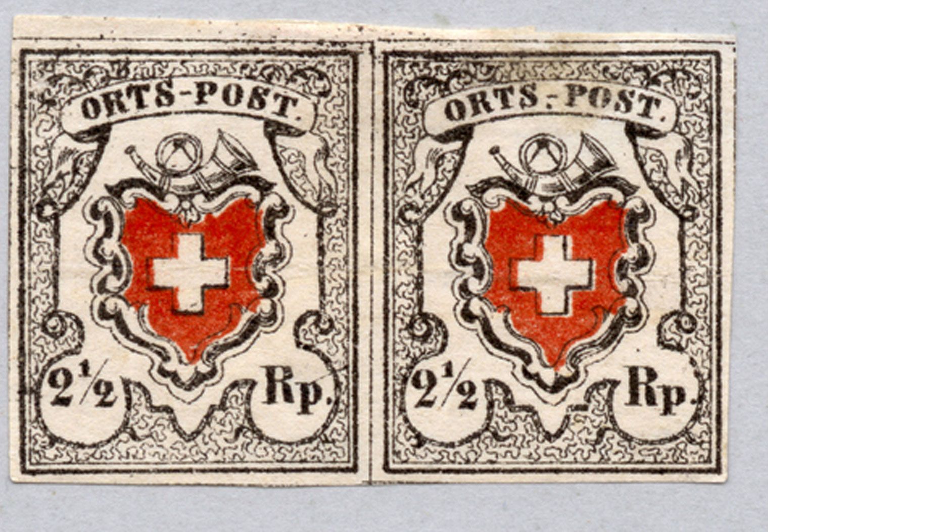 Les premiers timbres valables dans toute la Suisse: croix suisse, cor postal et indication de la valeur 2 ½ centimes.
