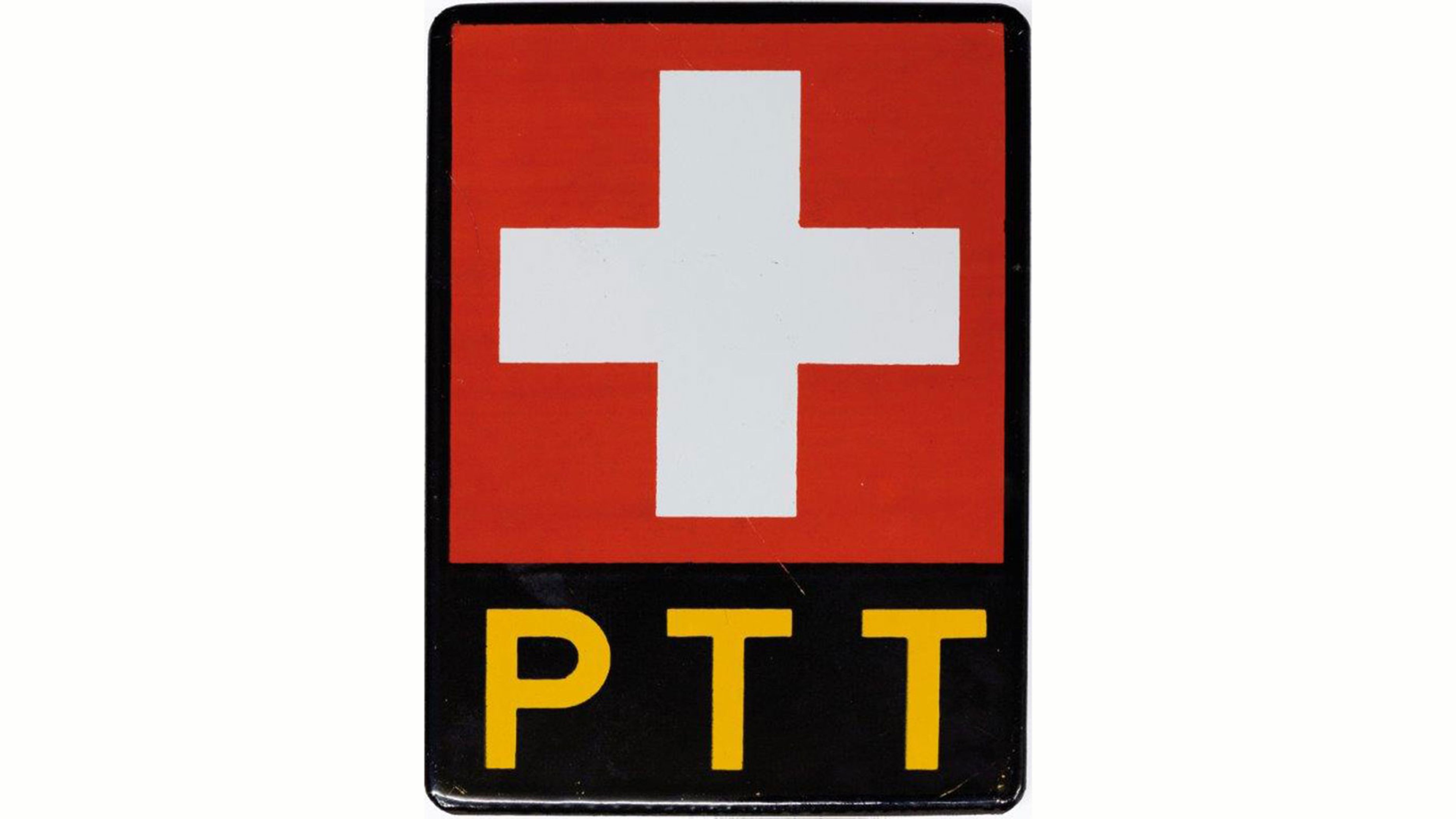 Un emblème rectangulaire présente une grande croix blanche sur un fond rouge. Sous ce panneau rouge se trouve une bande noire portant l’inscription jaune « PTT ». Le design est net et très graphique.