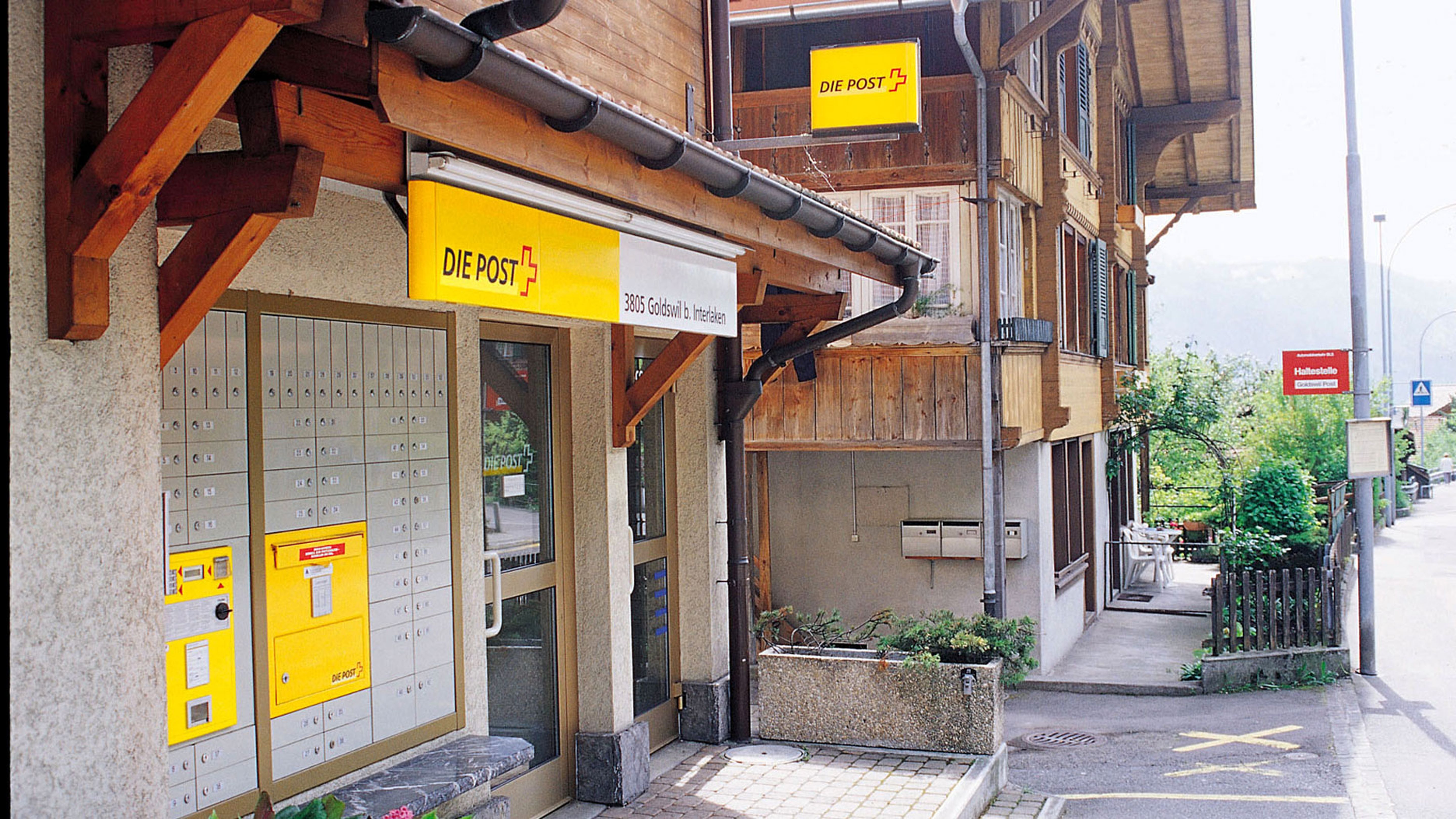 Office de poste avec batterie de cases postales.