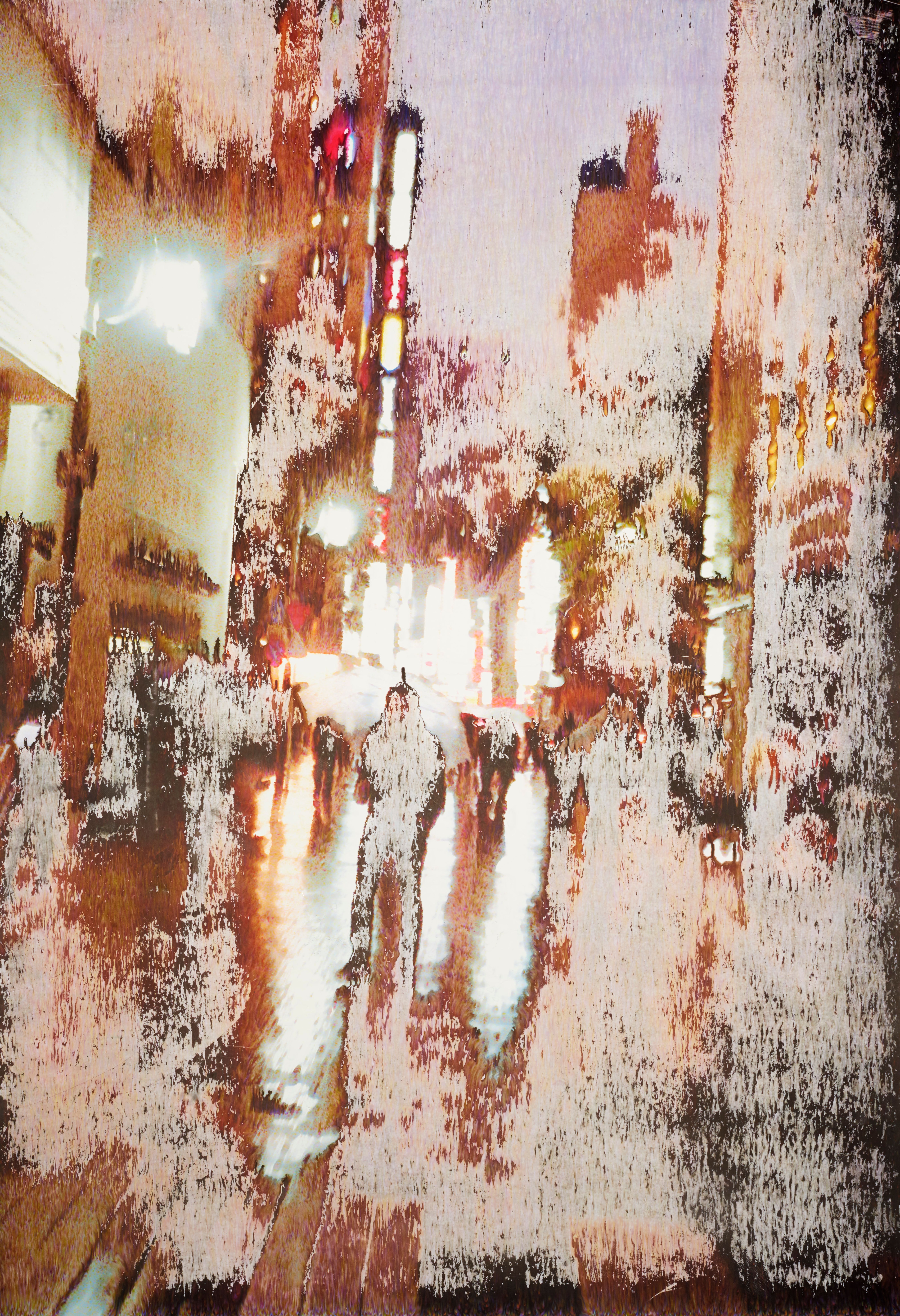 Scène de rue nocturne délavée avec des phares et des silhouettes de personnes.