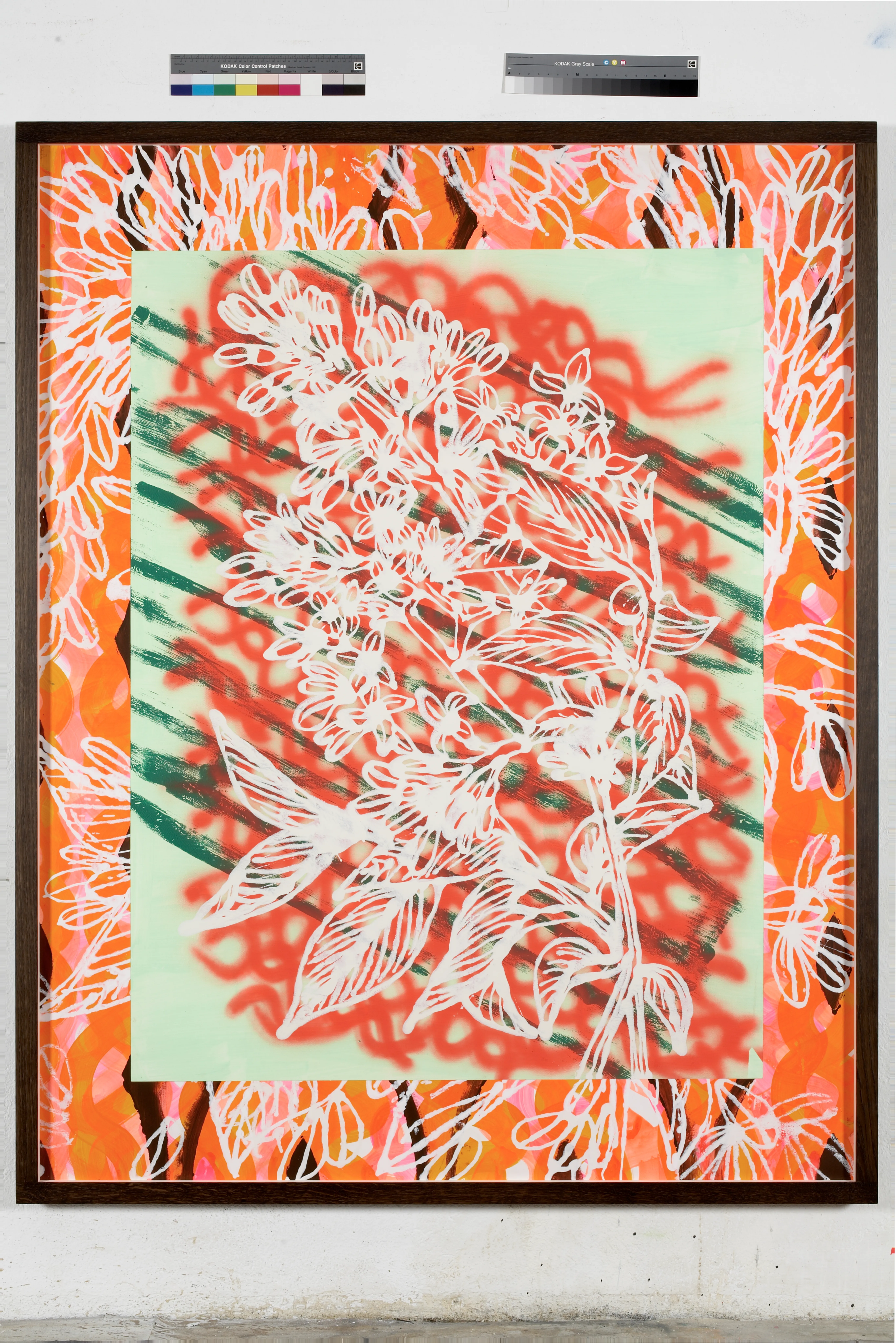 Motif floral avec des lignes blanches sur fond vert et orange.
