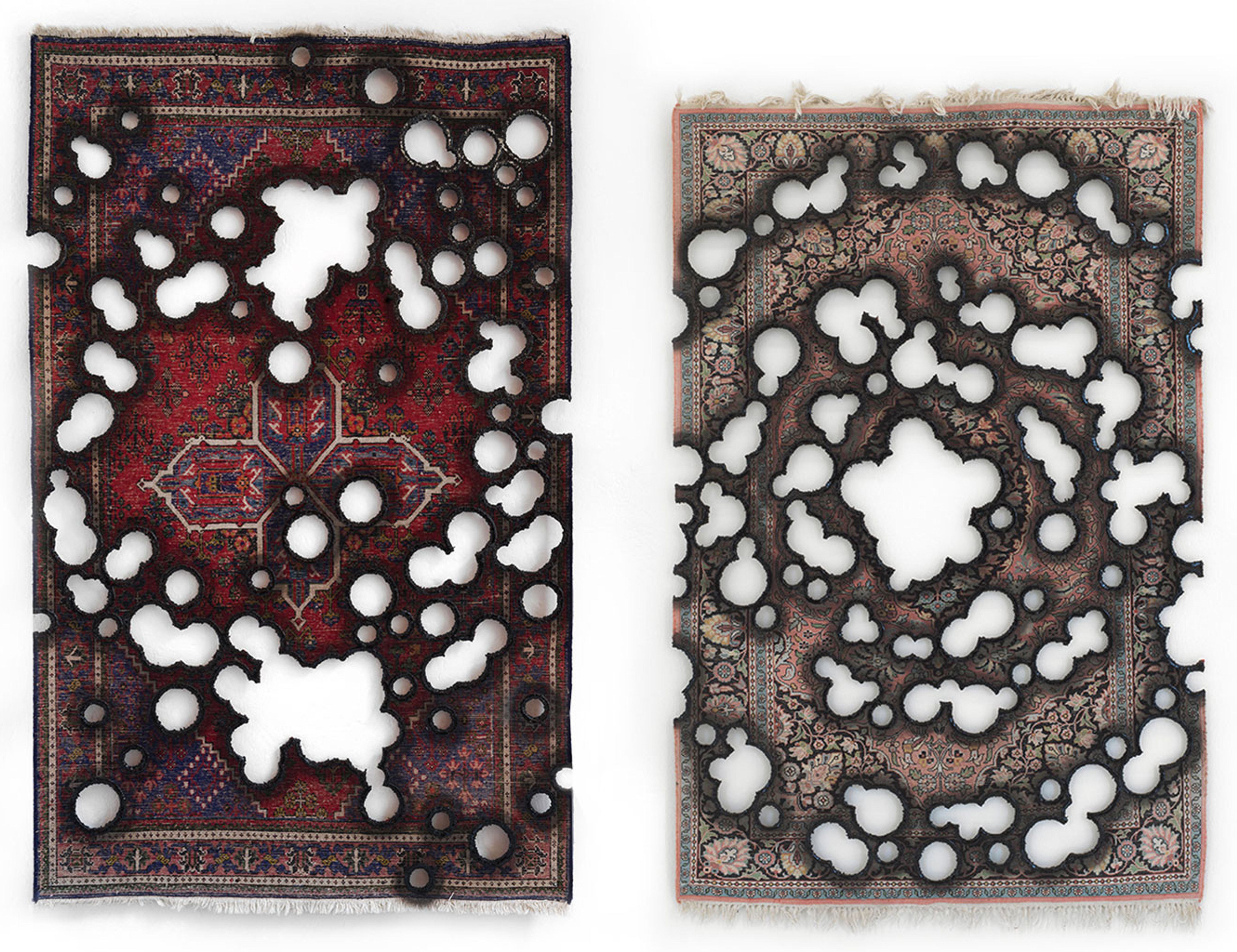 Deux tapis à motifs ornementaux avec des trous de combustion sur fond blanc.