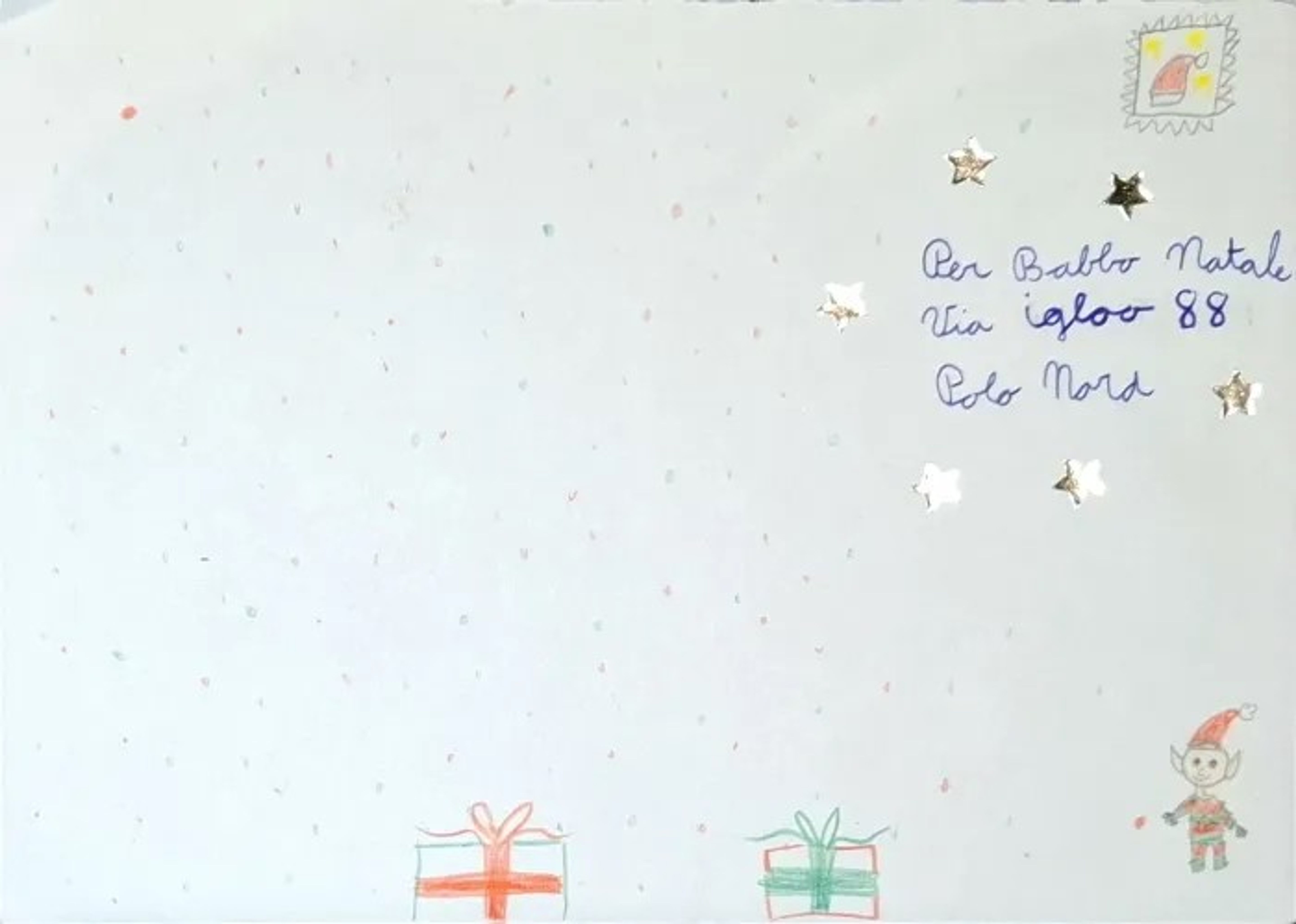 Carte de Noël dessinée à la main avec beaucoup d’espace blanc, des petits cadeaux en bas et un personnage avec bonnet rouge en bas à droite. En haut à droite, l’adresse « Per Babbo Natale, via Igloo 88, Polo Nord », décorée avec des étoiles dorées et un timbre.