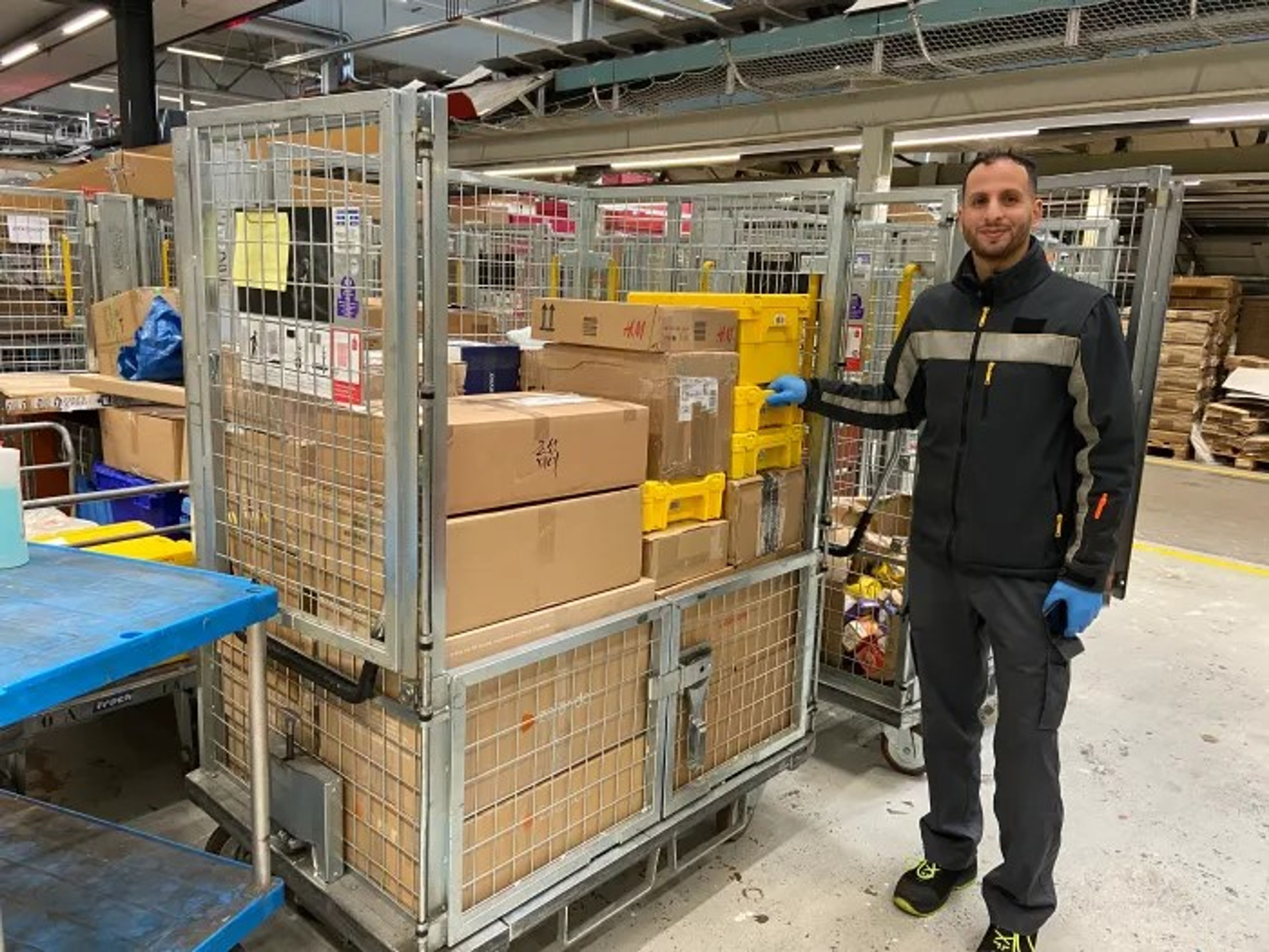 Il risultato del lavoro di Fathi Boussof: il carrello/rollbox (RX) è carico di pacchi riparati e rimballati. | Immagine: Nathalie Dérobert/La Posta