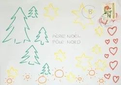 Carte de Noël dessinée à la main avec des sapins verts, des étoiles jaunes et de petits soleils en bas. À droite, une rangée de cœurs rouges et en haut un timbre. Au centre, le texte « Père Noël – Pôle Nord ».