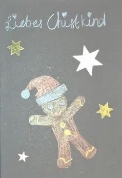 Carte de Noël dessinée à la main sur fond sombre avec l’inscription « Cher Enfant Jésus ». Au centre, un bonhomme en pain d’épice coloré avec un bonnet rouge, entouré d’étoiles jaunes et blanches