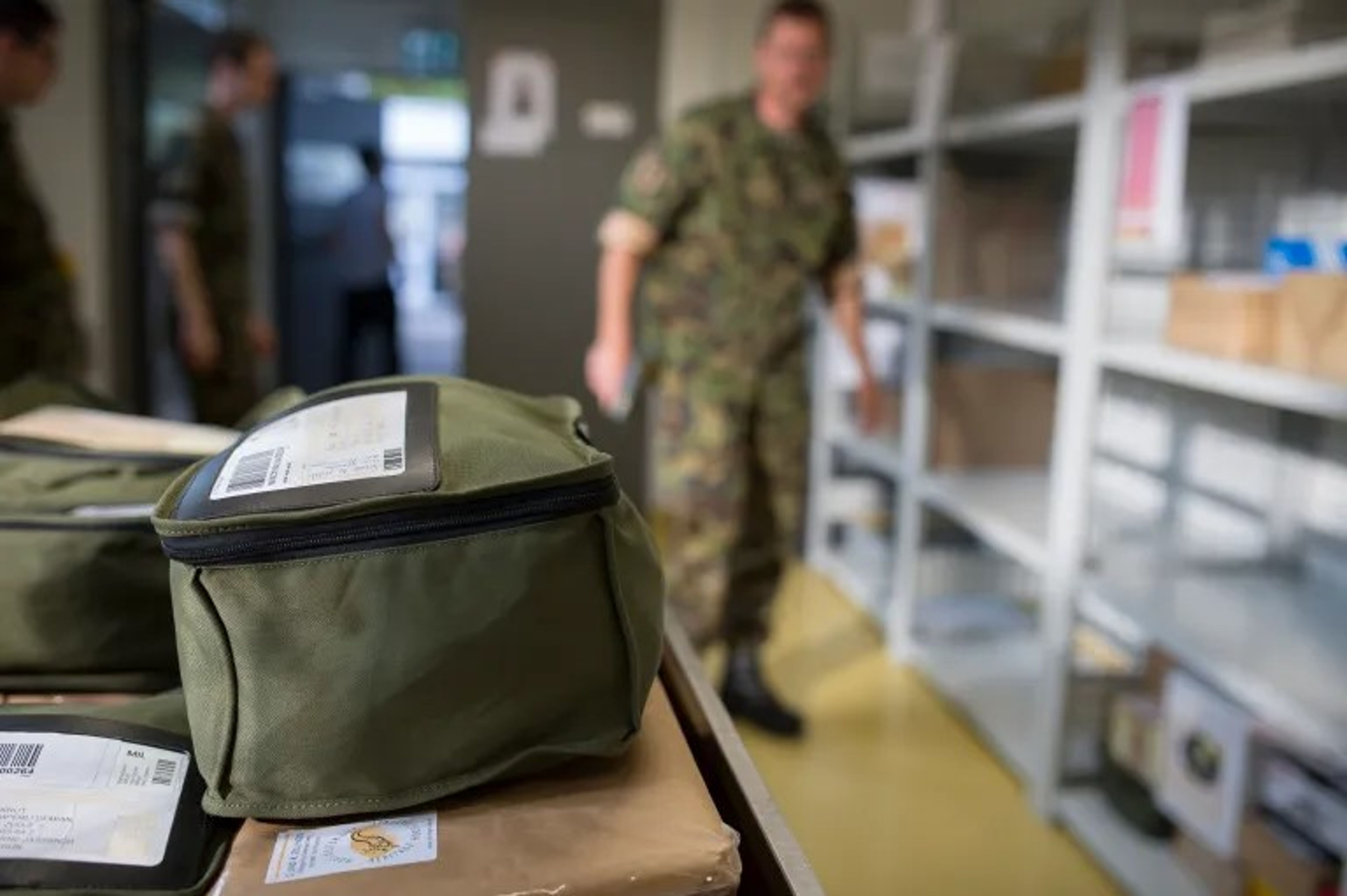 Die berühmten Armee-Wäschesäcke. | Bilder: Schweizerische Post