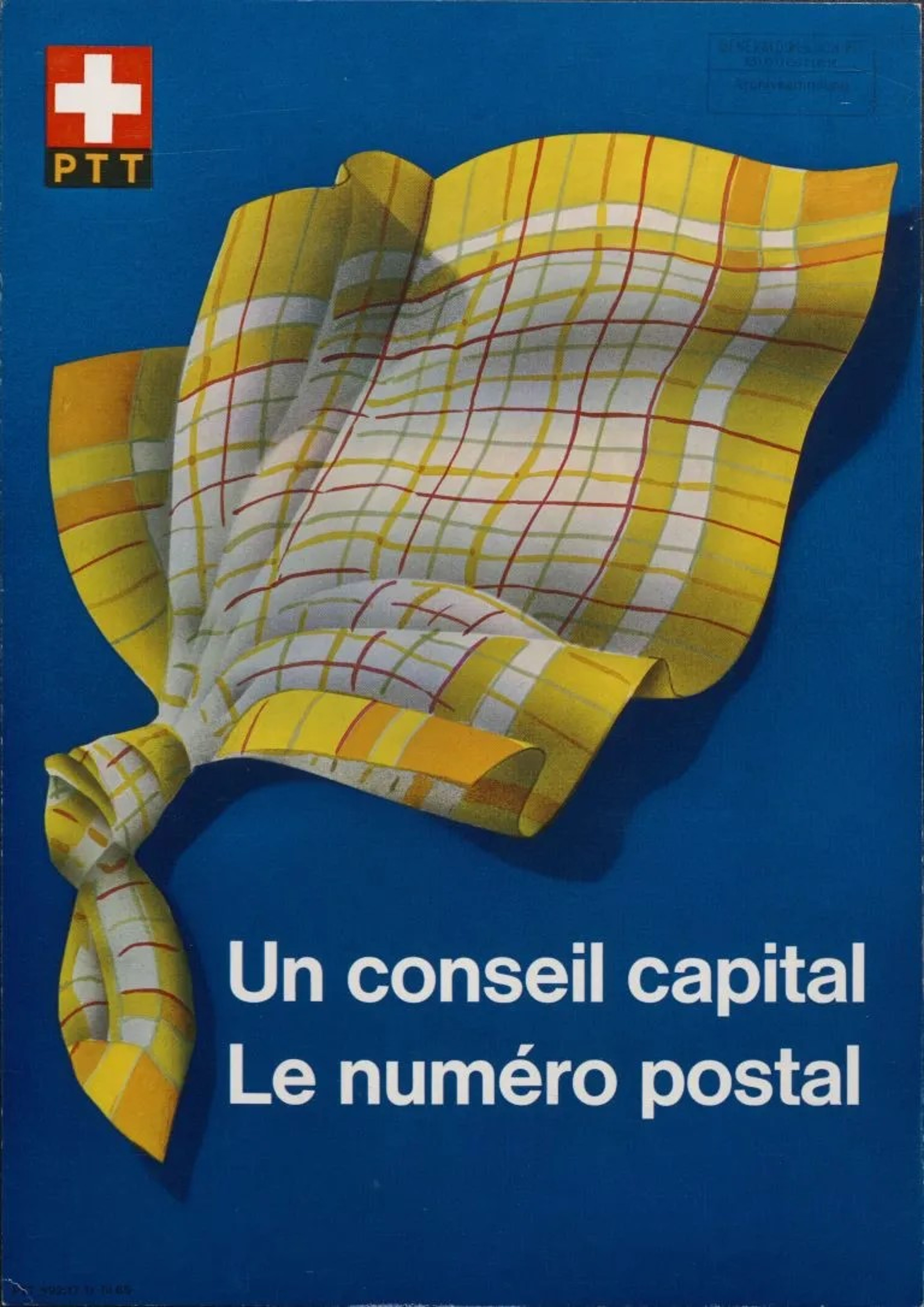 Plakat der PTT mit blauem Hintergrund, darauf ein gelbes und weisses kariertes Tuch, das wie eine Fahne wirkt. Oben links das Schweizerkreuz mit PTT-Logo. Unten steht der französische Text: ‚Un conseil capital – Le numéro postal‘.