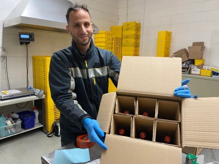 Weinflaschen erhalten eine neue Verpackung. | Bild: Nathalie Dérobert / Schweizerische Post