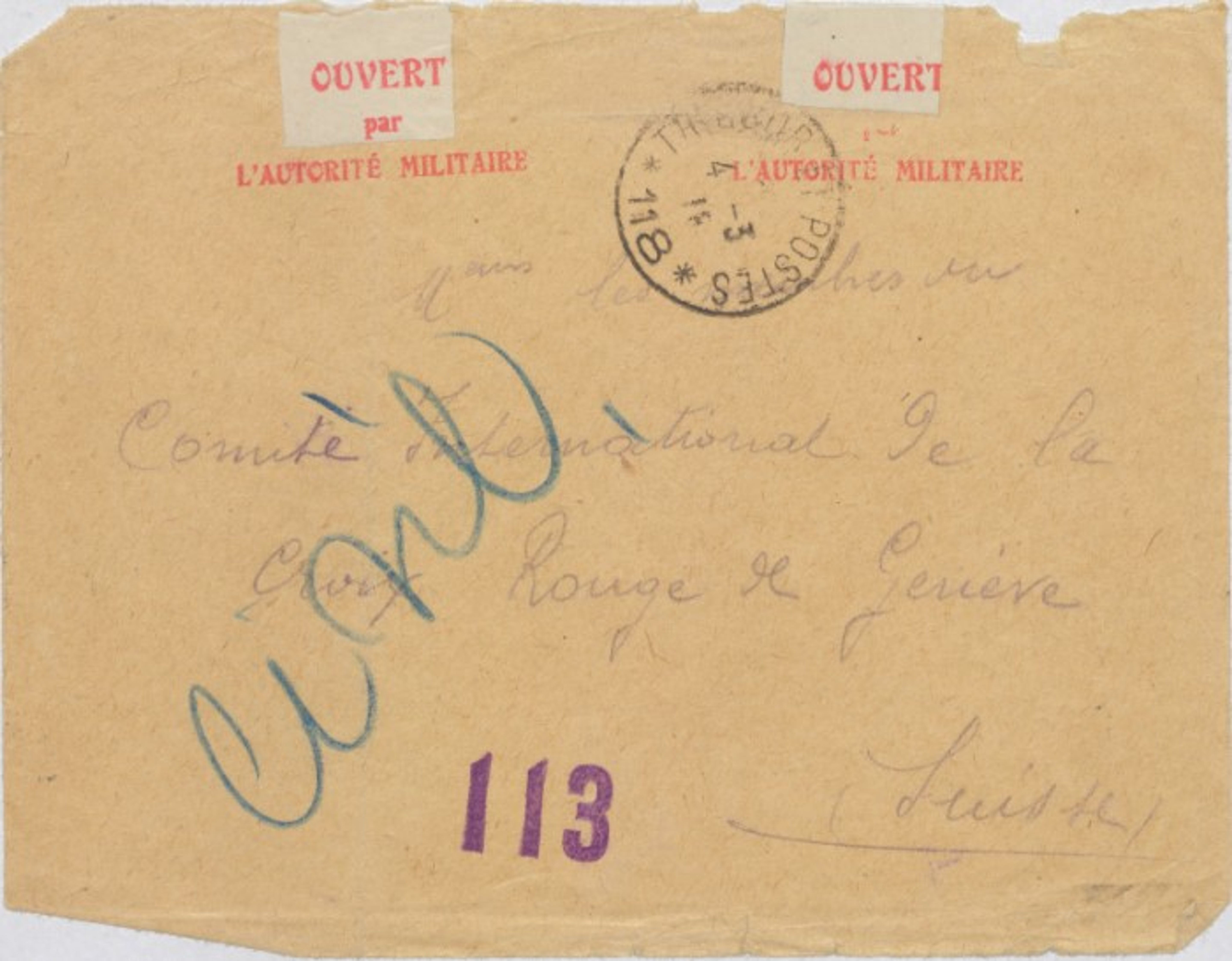Ancienne enveloppe beige avec adresse manuscrite au «Comité International de la Croix Rouge de Genève». En haut, deux étiquettes rouges indiquant « OUVERT par L’AUTORITÉ MILITAIRE » et un cachet postal rond. Grande marque manuscrite bleue et le chiffre «113» en violet.