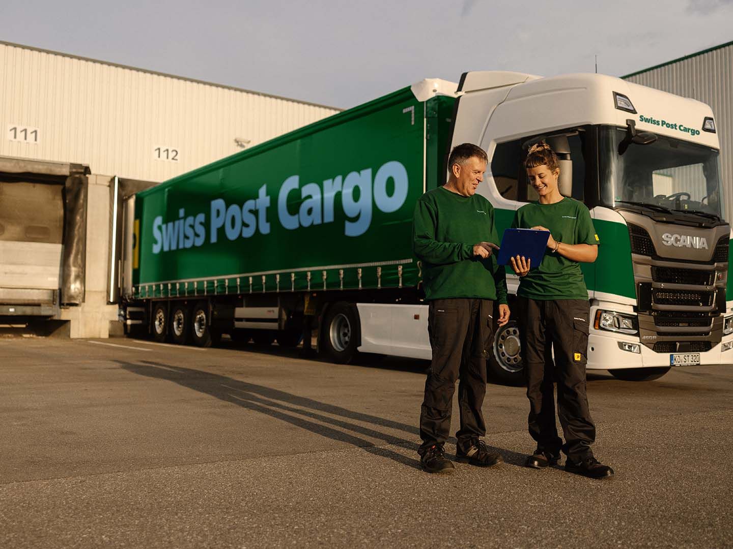 Swiss Post Cargo trailer in front of Lemoni seat.