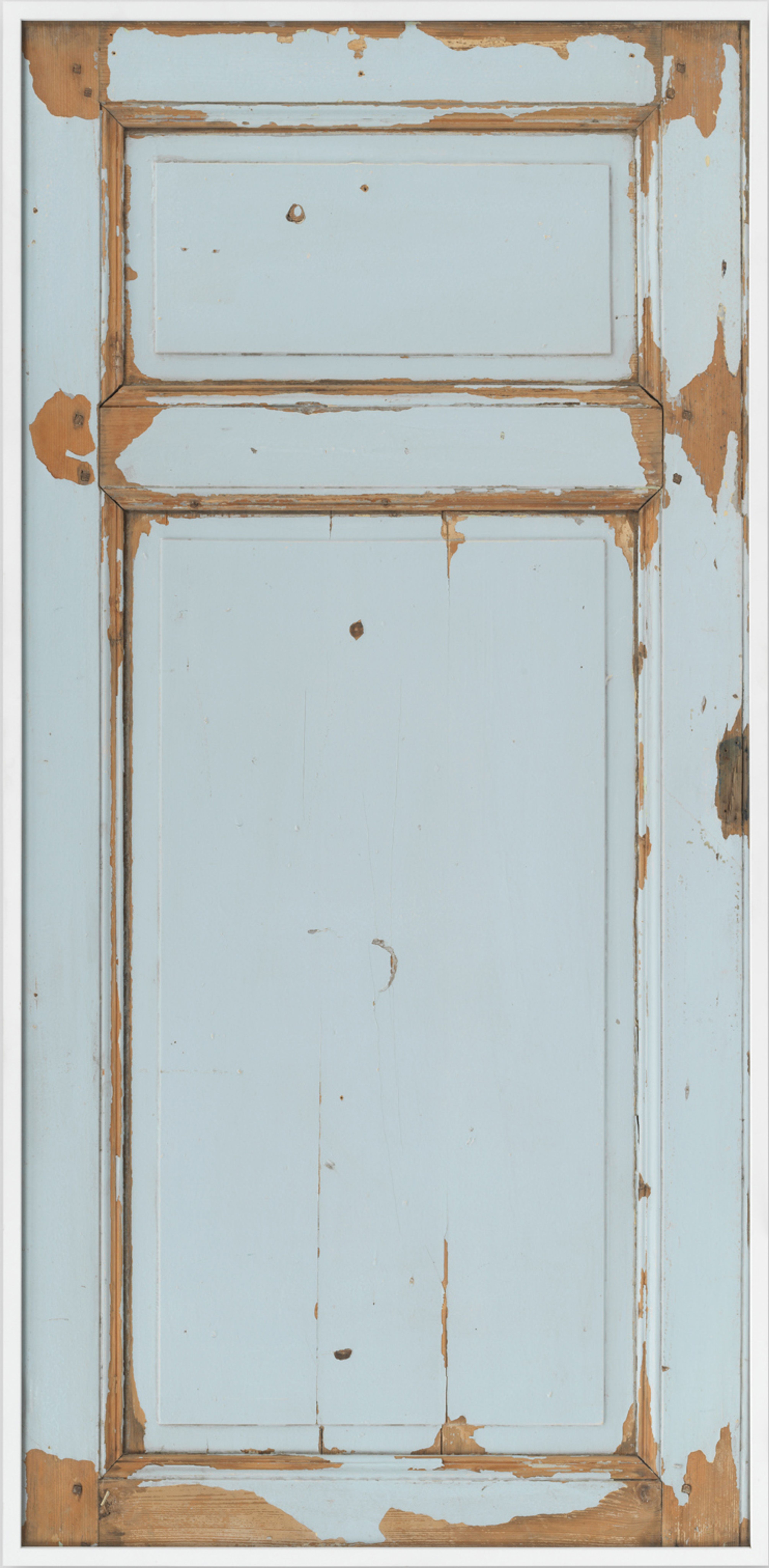Vecchia porta di legno azzurro con vernice scrostata