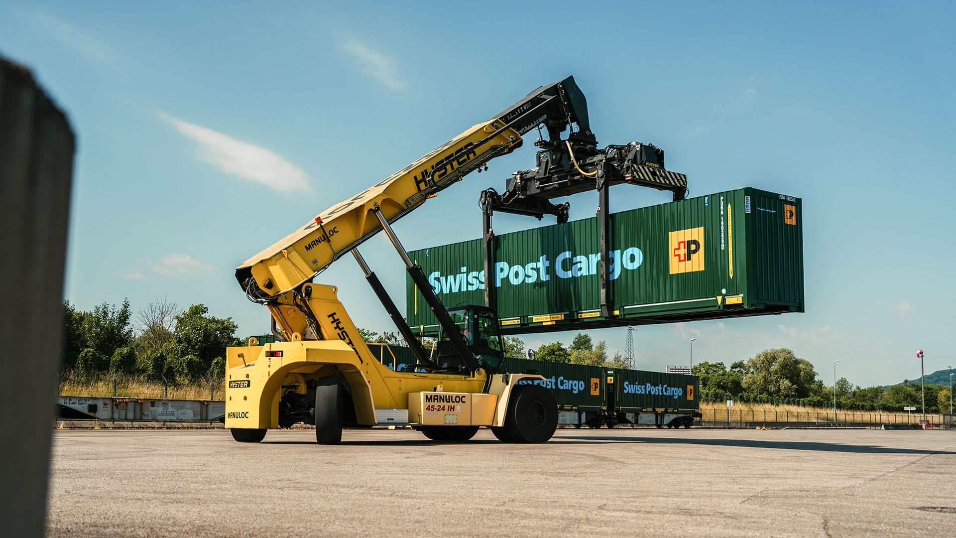 Illustration von drei Personen, die gemeinsam einen LKW mit der Aufschrift «Swiss Post Cargo» hochhalten.