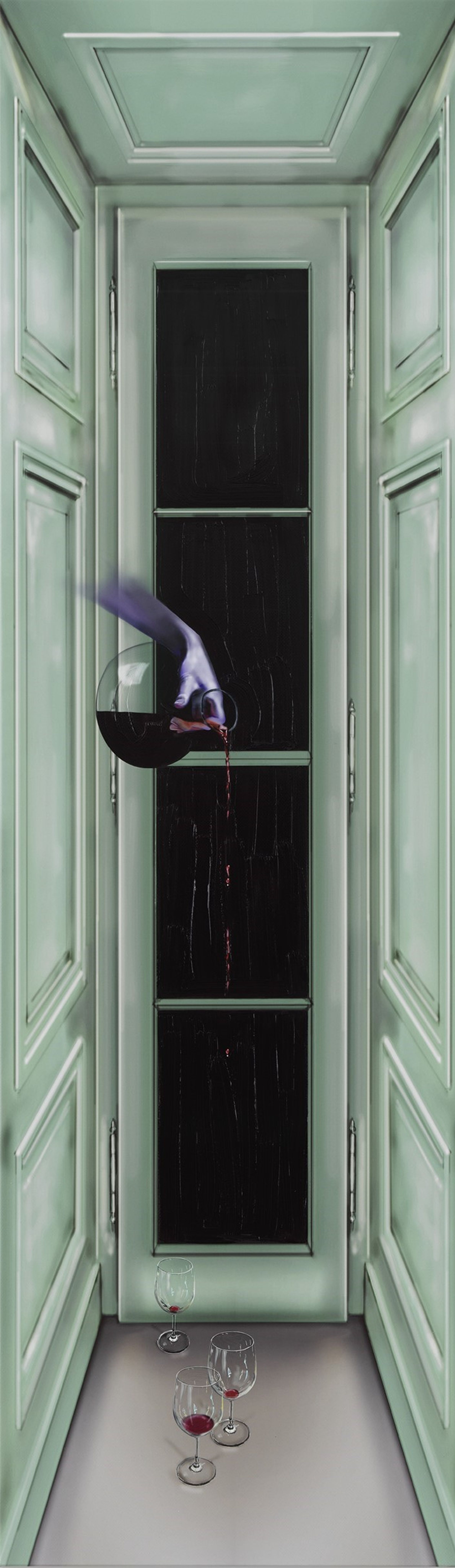 Una mano tiene in mano un bicchiere di vino dal quale gocciola del liquido in vasetti su un corridoio sottile e verde menta.