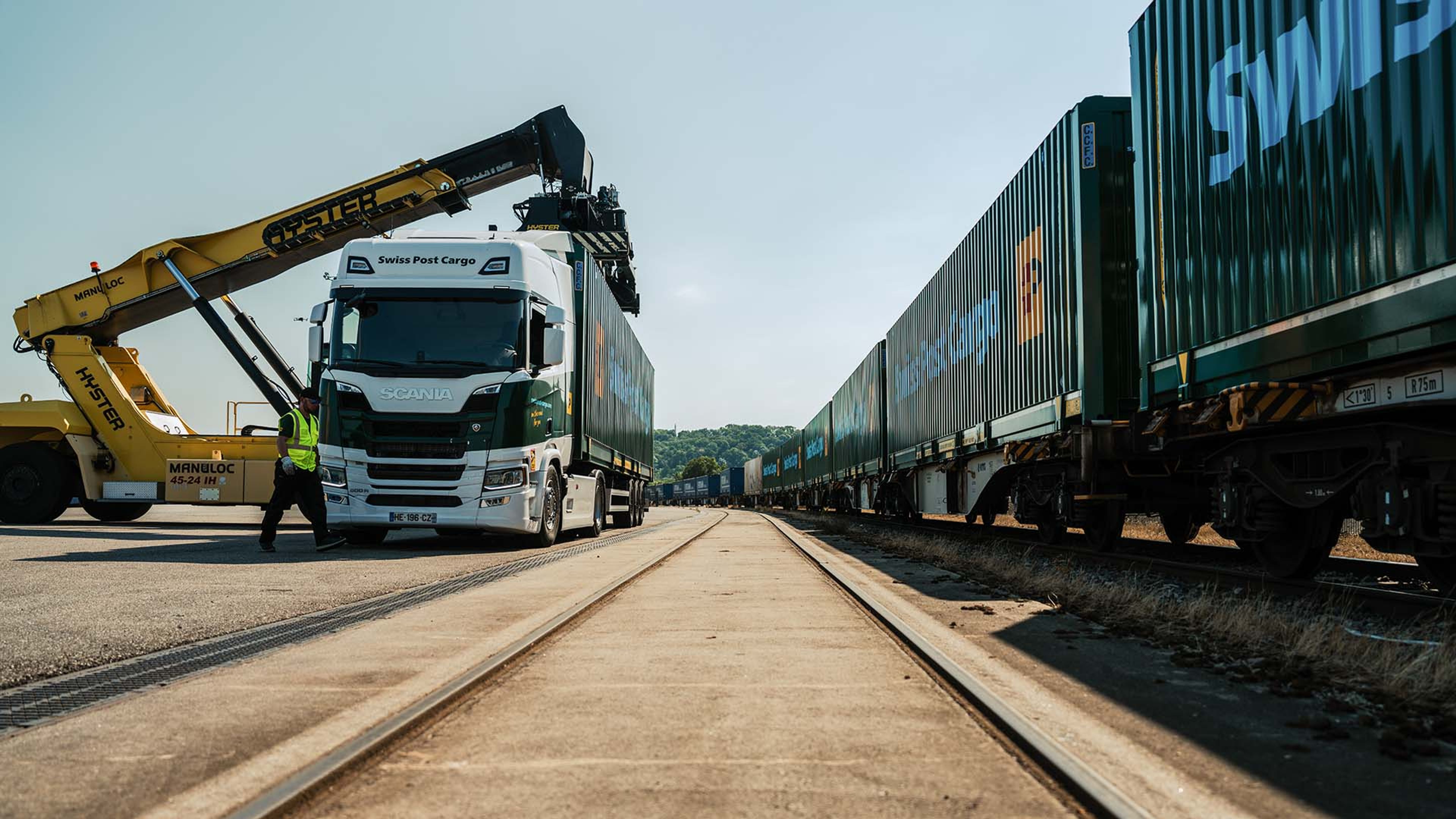 La caisse mobile de marchandises est chargée du camion sur le train au terminal