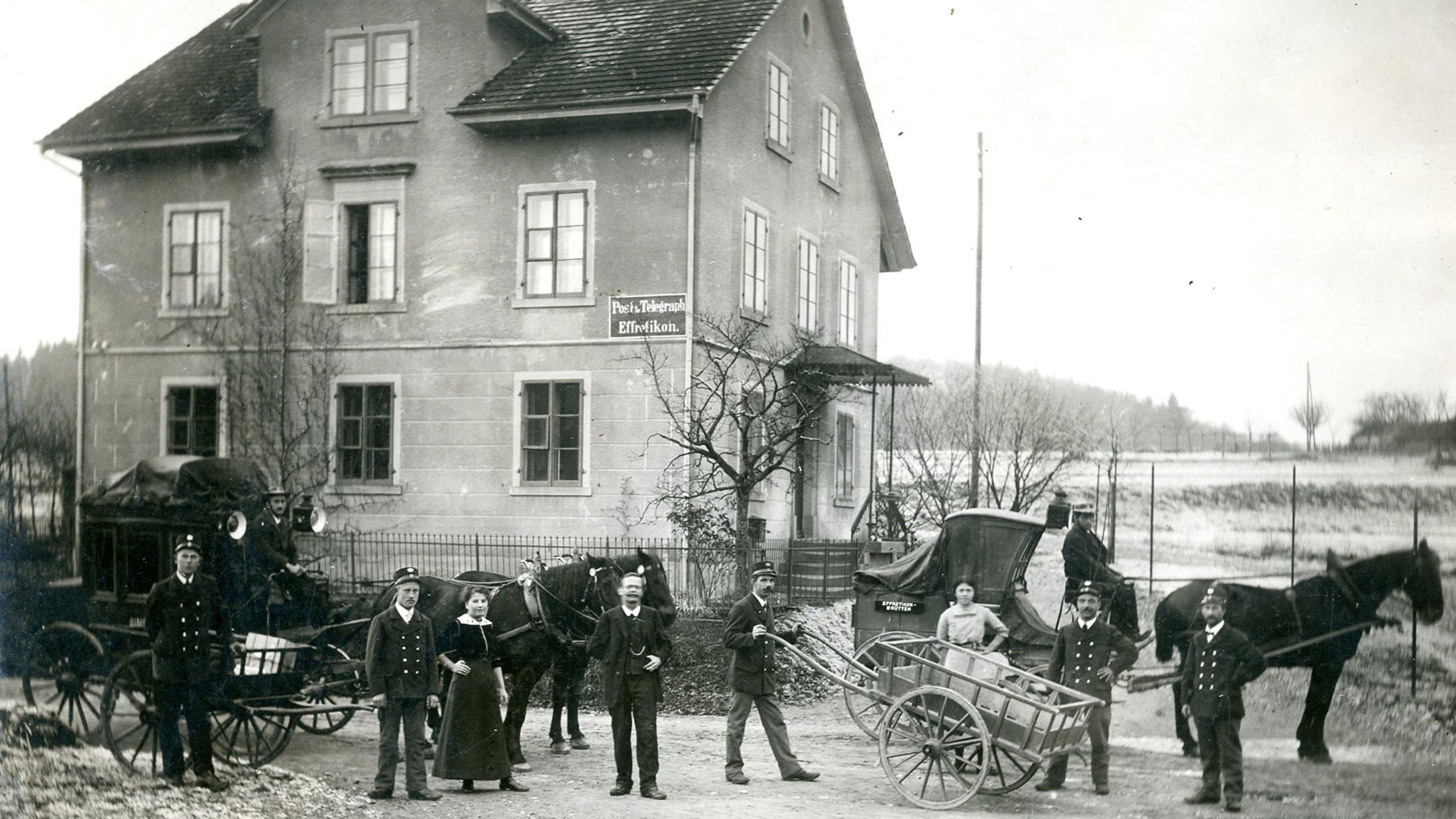 Postkutschen und Mitarbeitende vor der Poststelle in Effretikon Ende des 19. Jahrhunderts. Quelle: PTT-Archiv