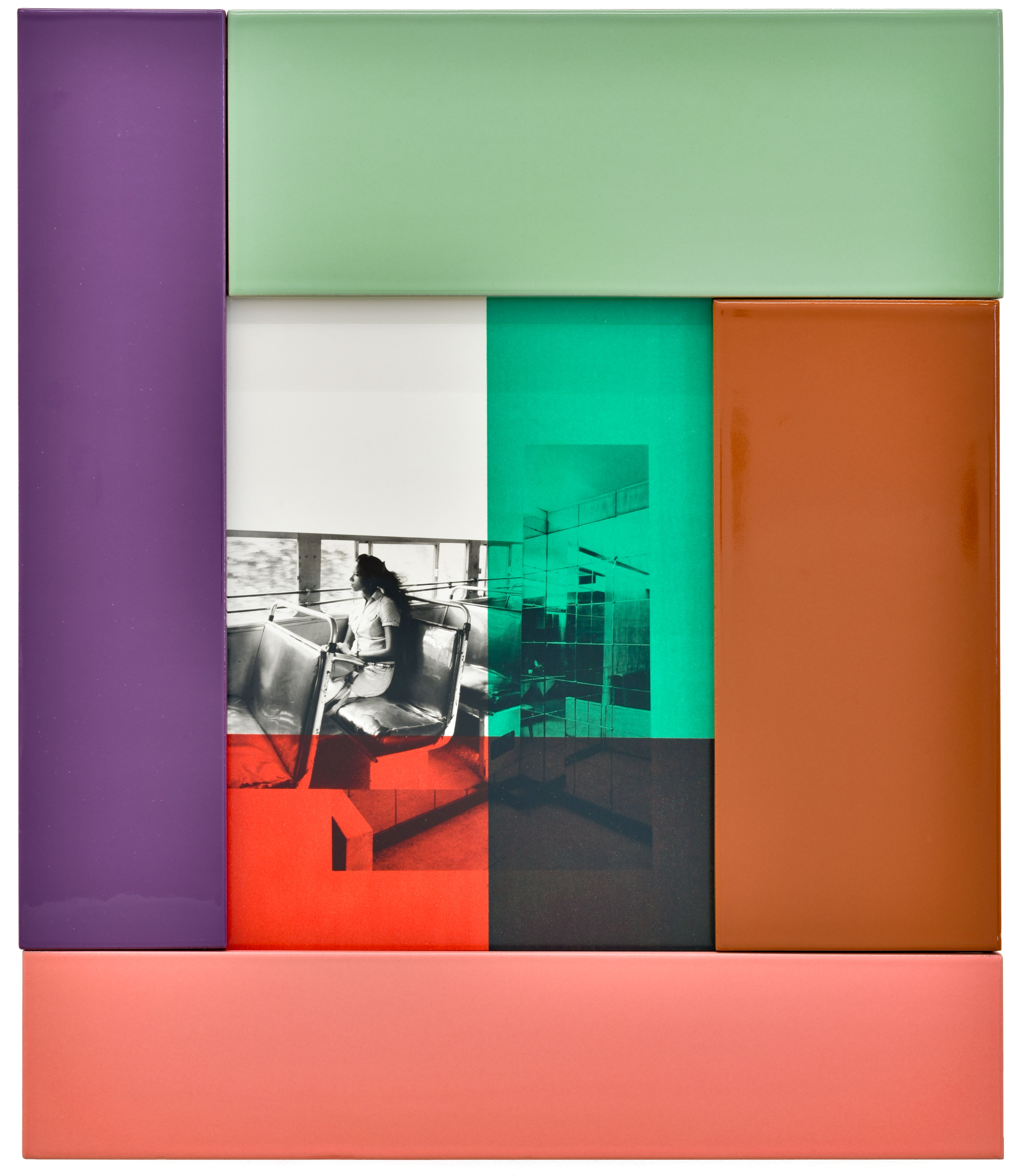Superfici colorate e foto in bianco e nero in ordine geometrico.