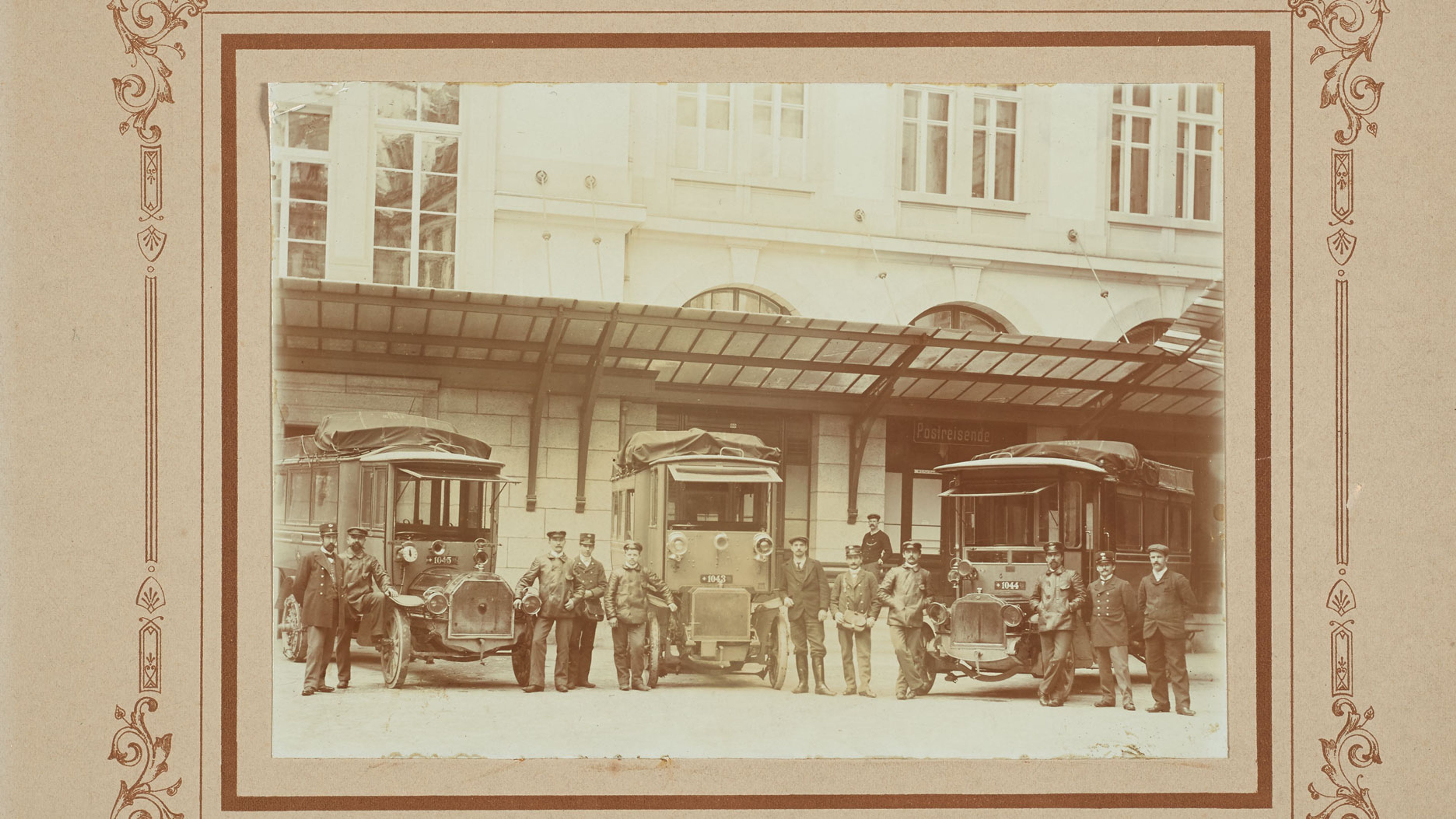 Die erste Generation Postautos im Hof der Hauptpost Bern 1906. Quelle: Museum für Kommunikation
