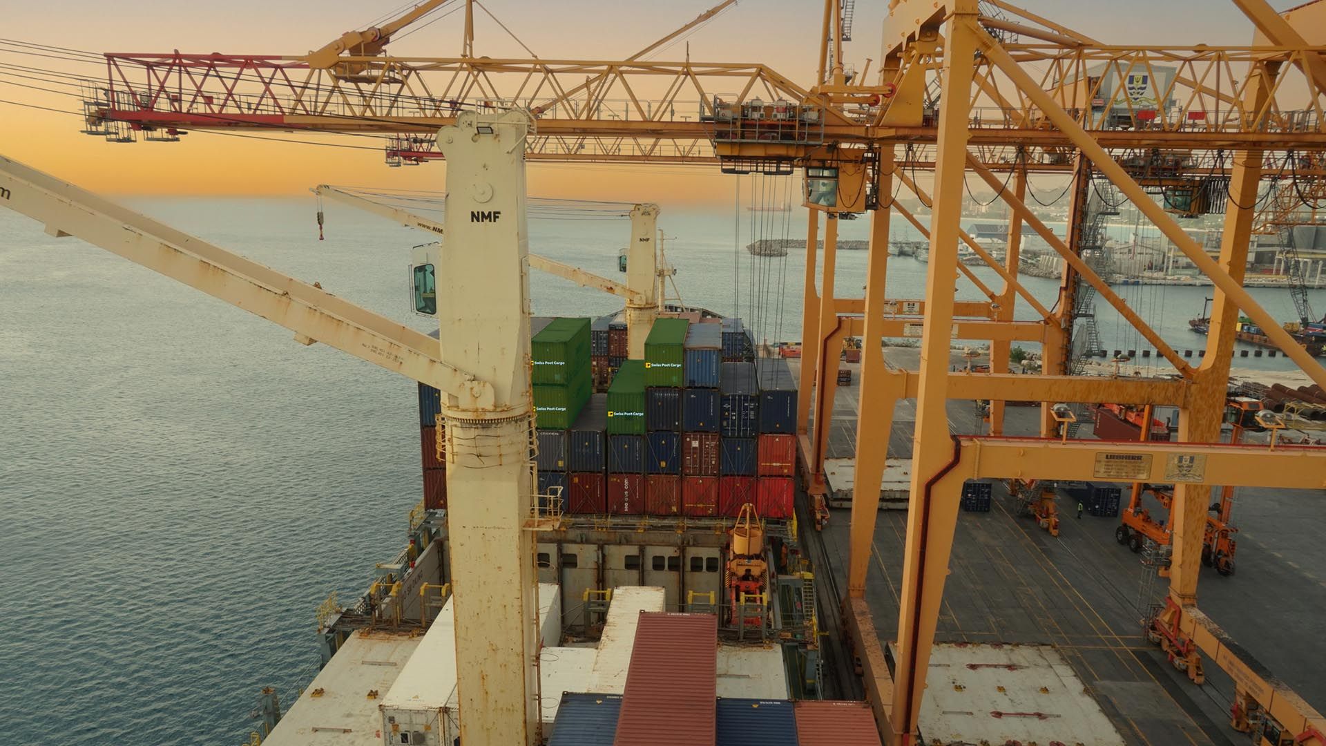 Container Swiss Post Cargo sotto una gru per il trasporto in porto