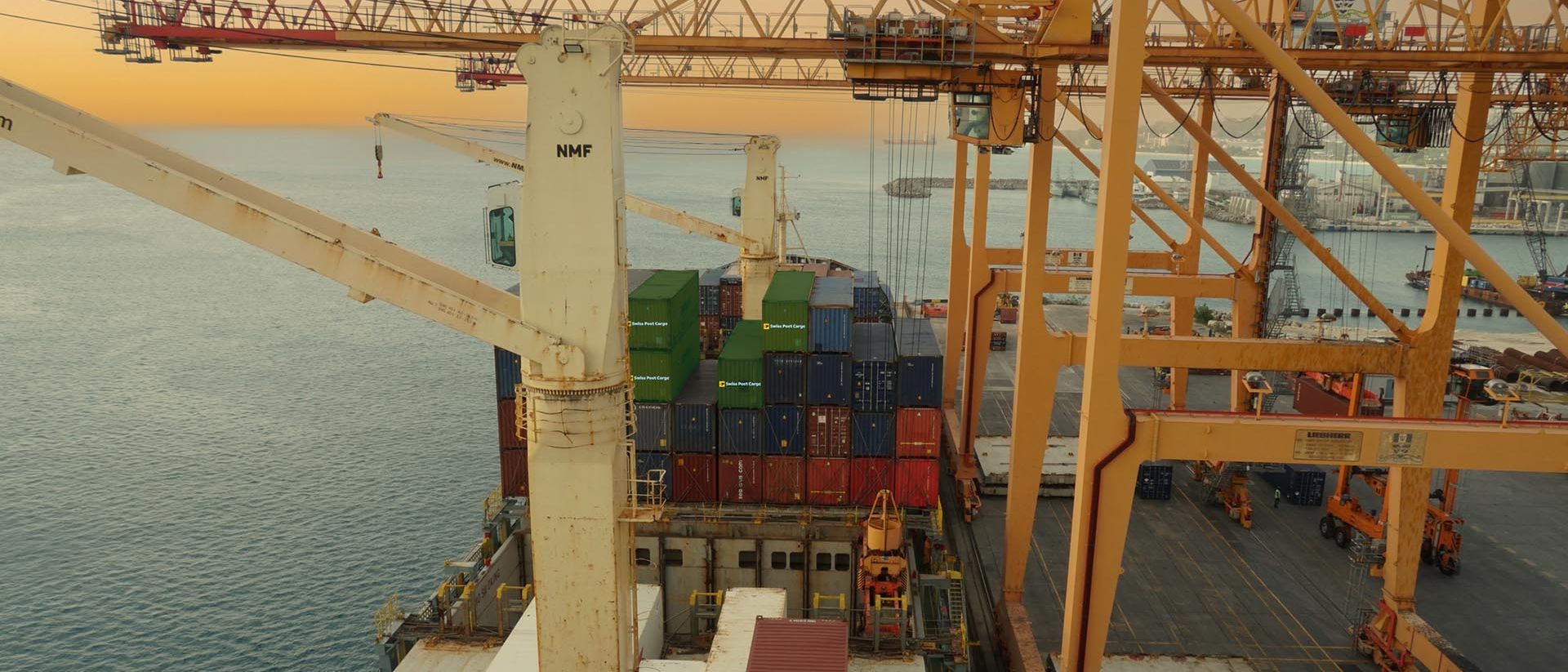 Conteneurs Swiss Post Cargo sous grue au port