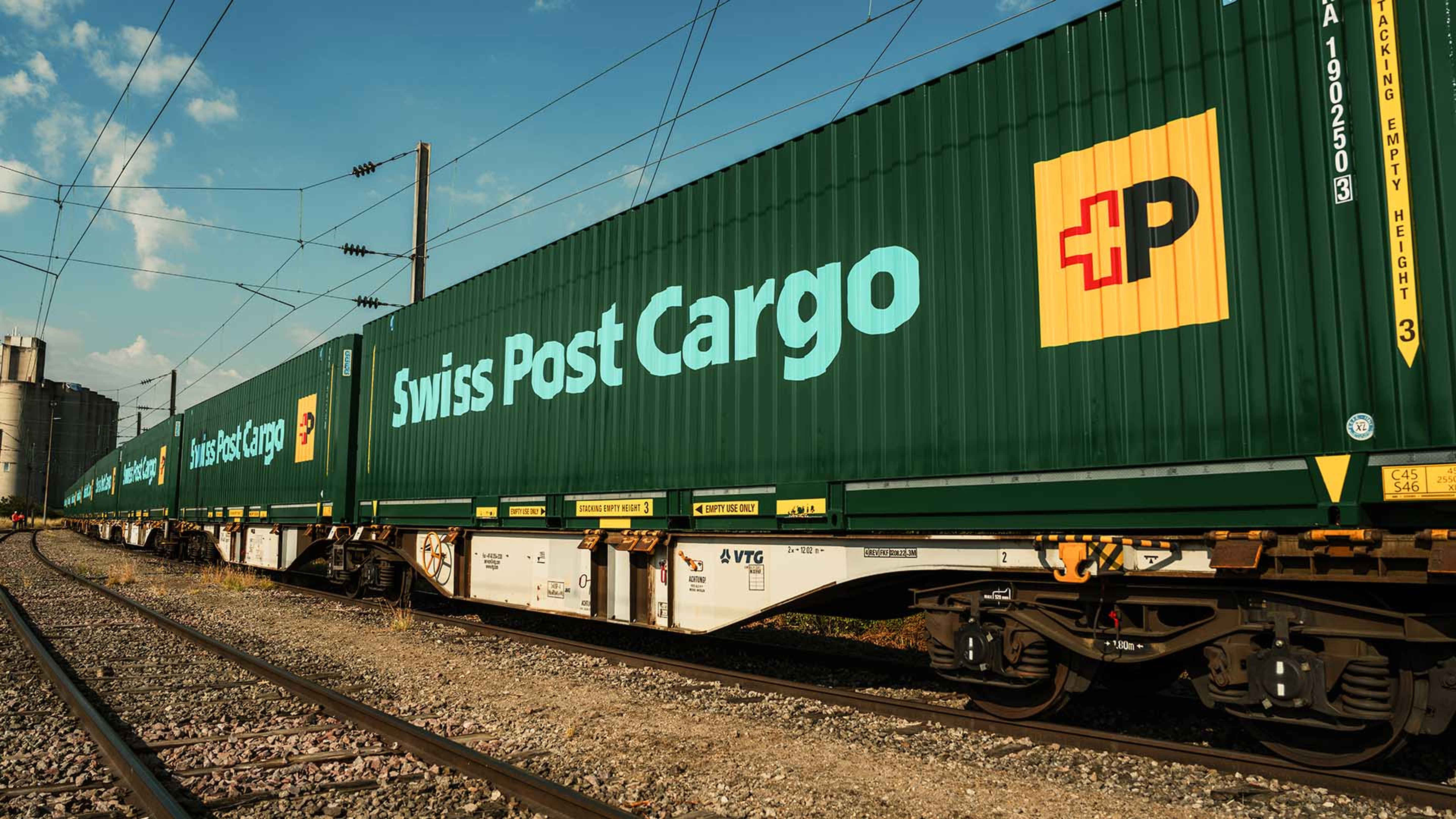 Treno merci con container Swiss Post Cargo in transito tra Cina ed Europa.