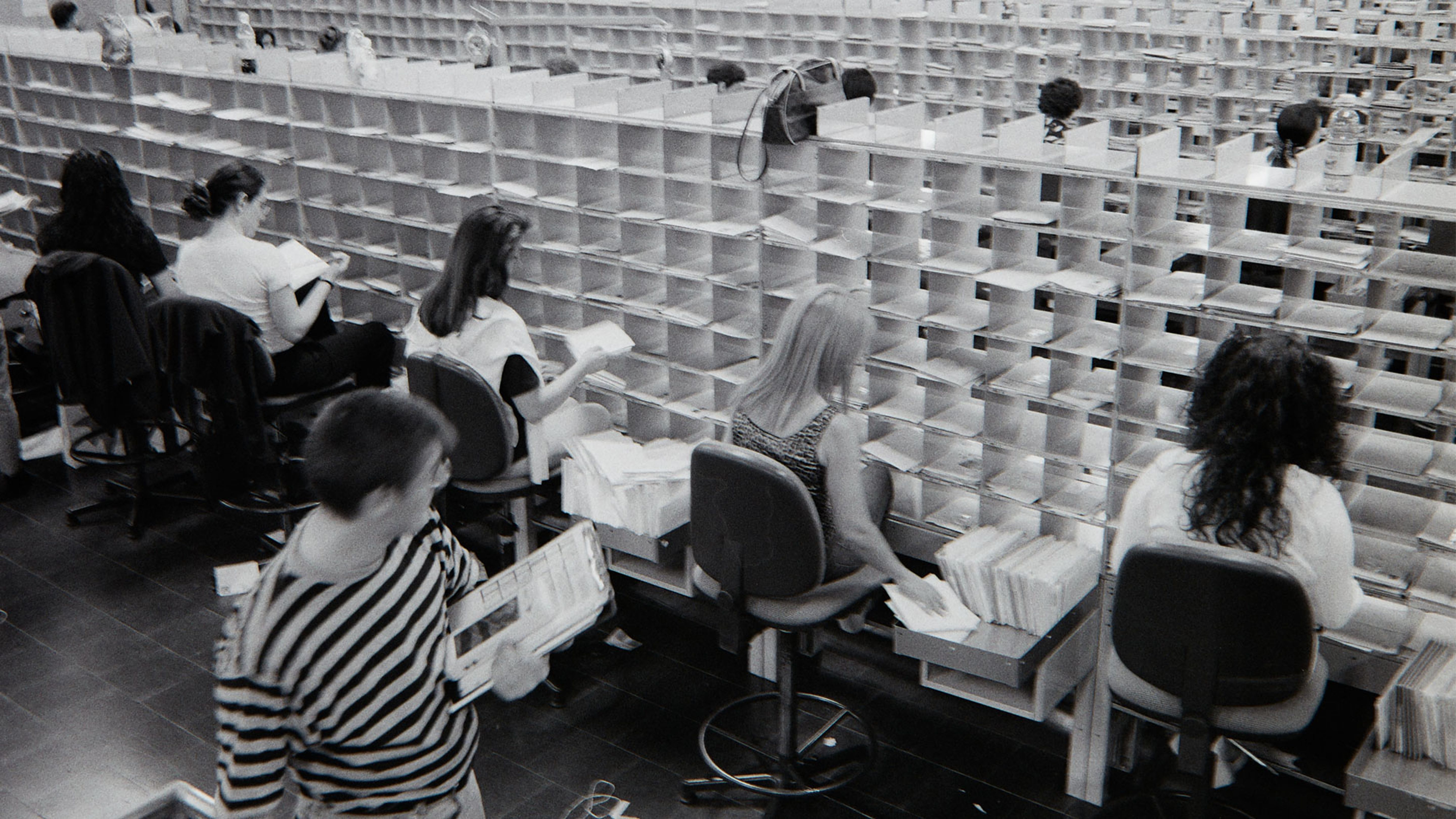Mitarbeitende sortieren Sendungen im Postgebäude Zürich Sihlpost. Quelle: Michael Freisager (Fotograf) / Museum für Kommunikation