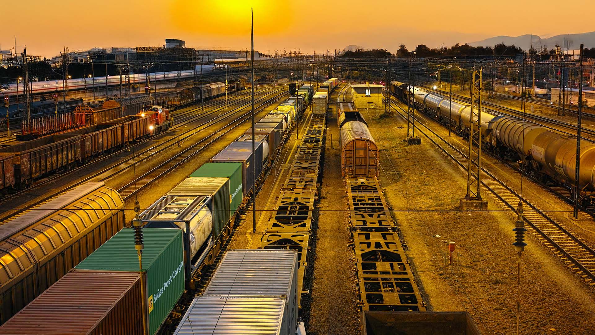 Container Swiss Post Cargo su un treno in corsa al tramonto