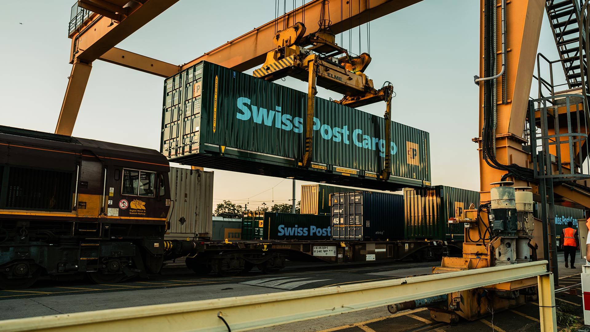 Il container Swiss Post Cargo viene caricato su un rimorchio