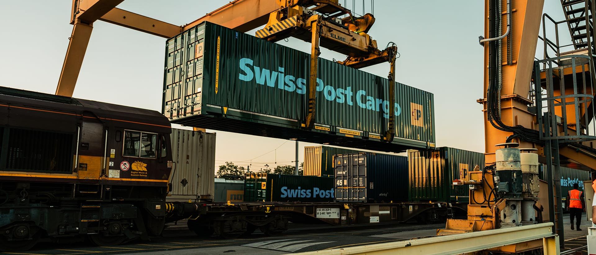 Il container Swiss Post Cargo viene caricato su un rimorchio