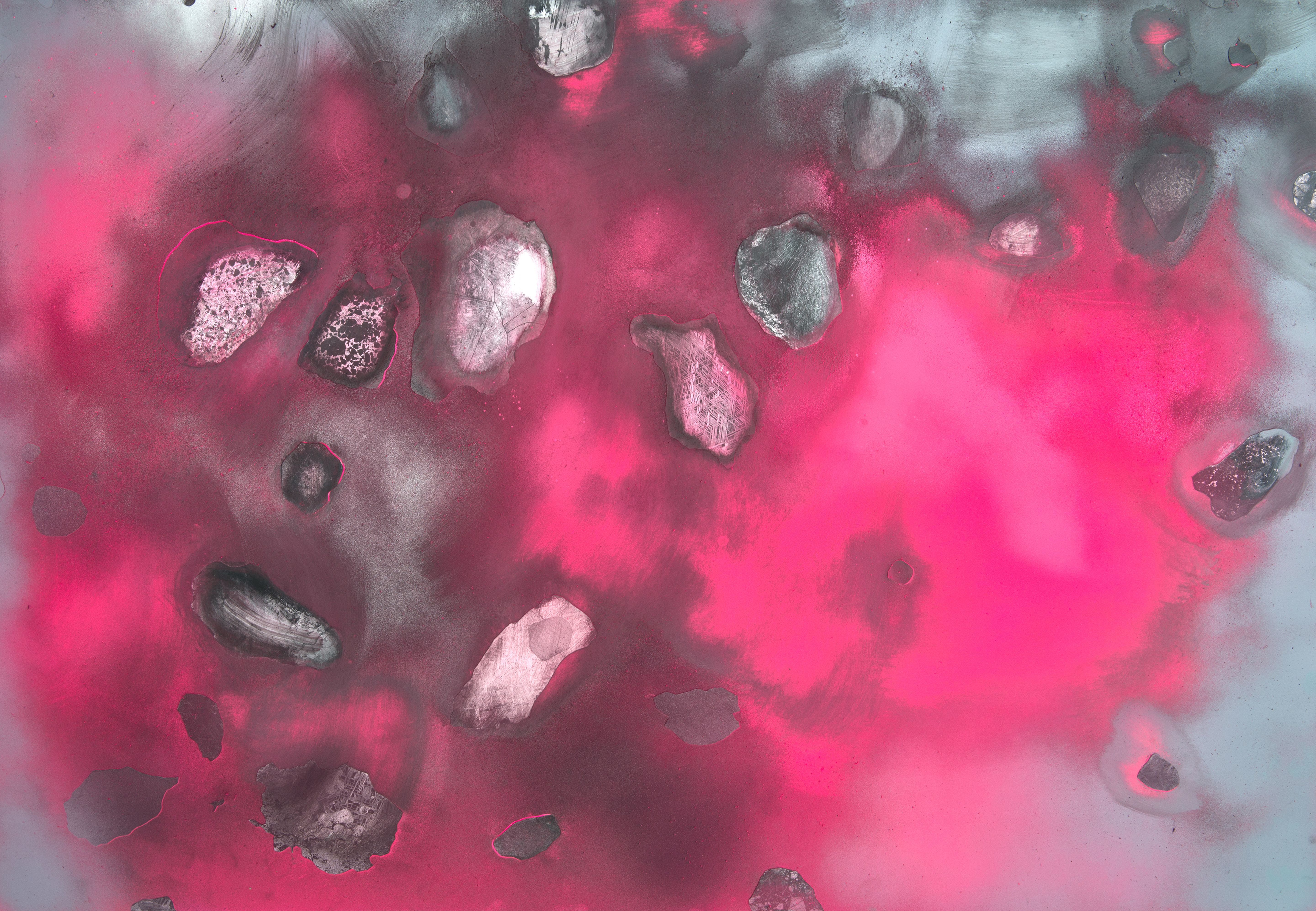 Opere d’arte astratte con superfici rosa e grigie e forme irregolari.