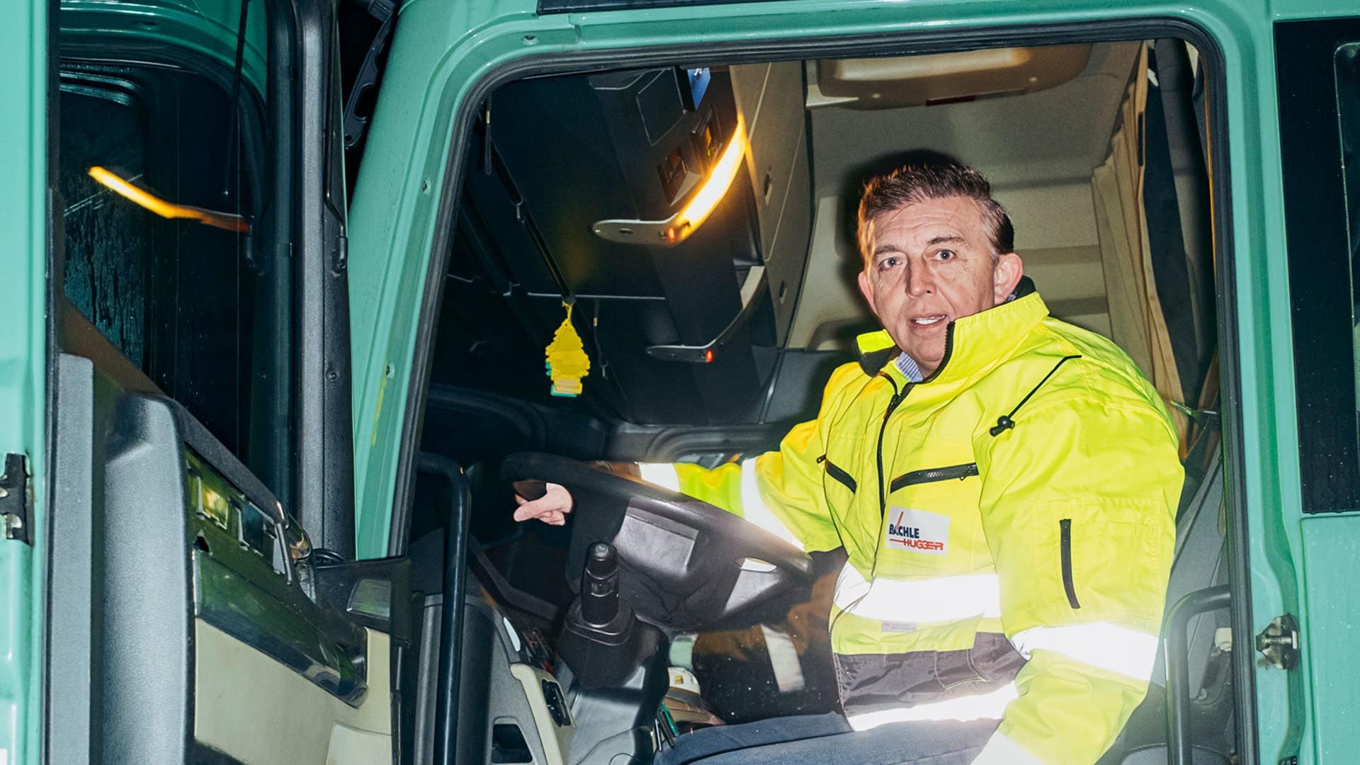 Francisc Szobo sitzt im LKW mit geöffneter Tür.